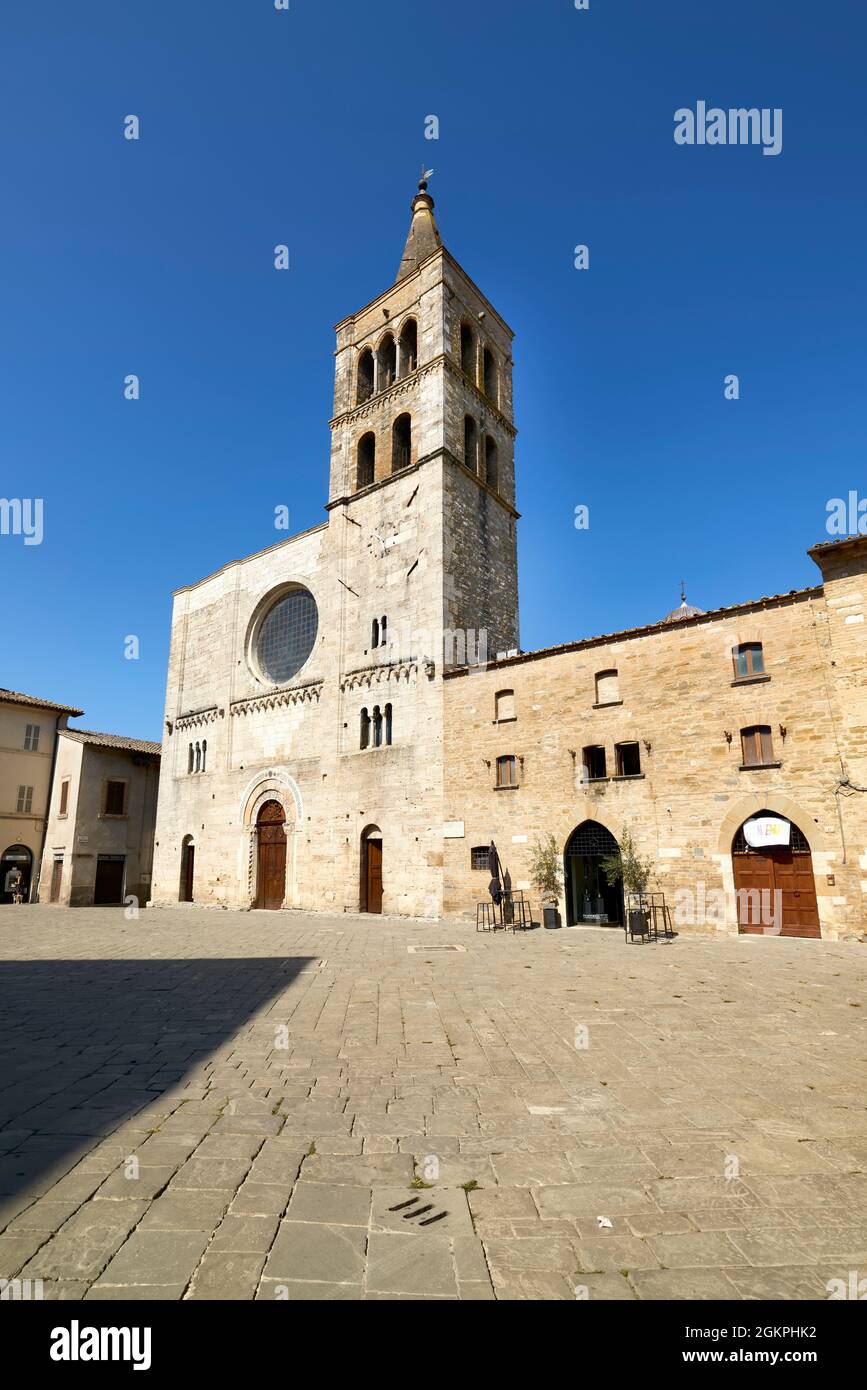 Bevagna Umbrien Italien. Kirche San Michele Arcangelo auf dem Platz San Silvestro Stockfoto