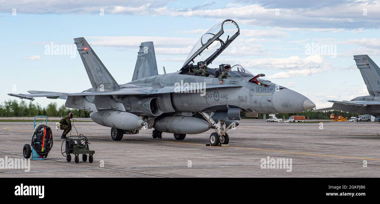 Royal Canadian Air Force Captain Graham Tuff von 433 Tactical Fighter Squadron, 3 Wing, Bagotville, und Petty Officer, 2. Klasse, Rene Duguay, Bildtechnikerin, Form 3 Wing, Bagotville, Rückkehr nach 5 Wing Goose Bay, Neufundland und Labrador, in einem Royal Canadian Air Force CF-18 Hornet Kampfjet nach einer erfolgreichen Mission während der NORAD-Übung Amalgam Dart, 14. Juni 2021. Foto: Obergefreiter Meister Krista Blizzard, 5 Wing Imaging Stockfoto