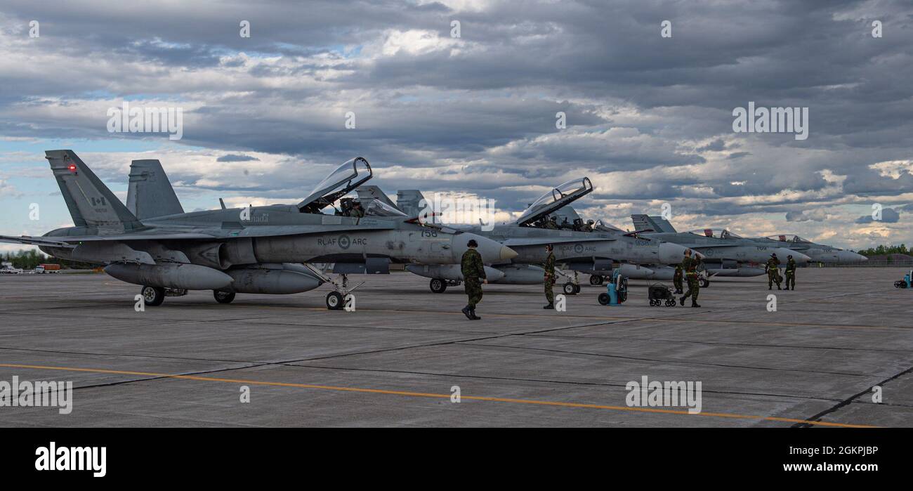 Royal Canadian Air Force CF-18 Hornet-Kampfflugzeuge von 433 Tactical Fighter Squadron, 3 Wing, Bagotville, landen bei 5 Wing Goose Bay, Neufundland und Labrador, 14. Juni 2021, nach einer erfolgreichen Mission während der NORAD-Übung Amalgam Dart. Foto: Obergefreiter Meister Krista Blizzard, 5 Wing Imaging Stockfoto