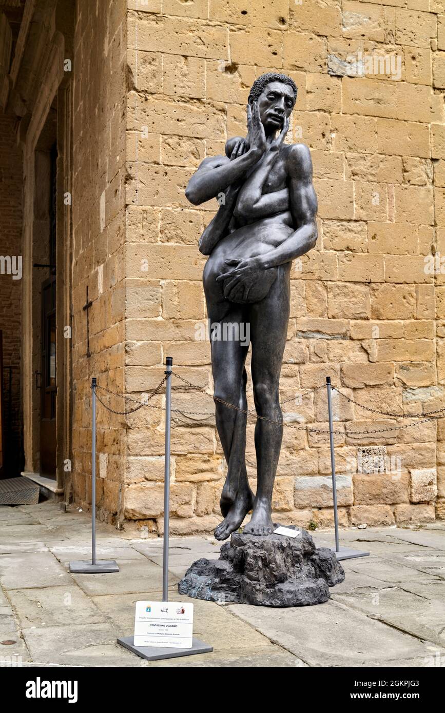 Città della Pieve Umbria Italien. Statue „Tentazione d'Adamo“ (Versuchung Adams) von Wolfgang Alexander Kossuth (1995) Stockfoto