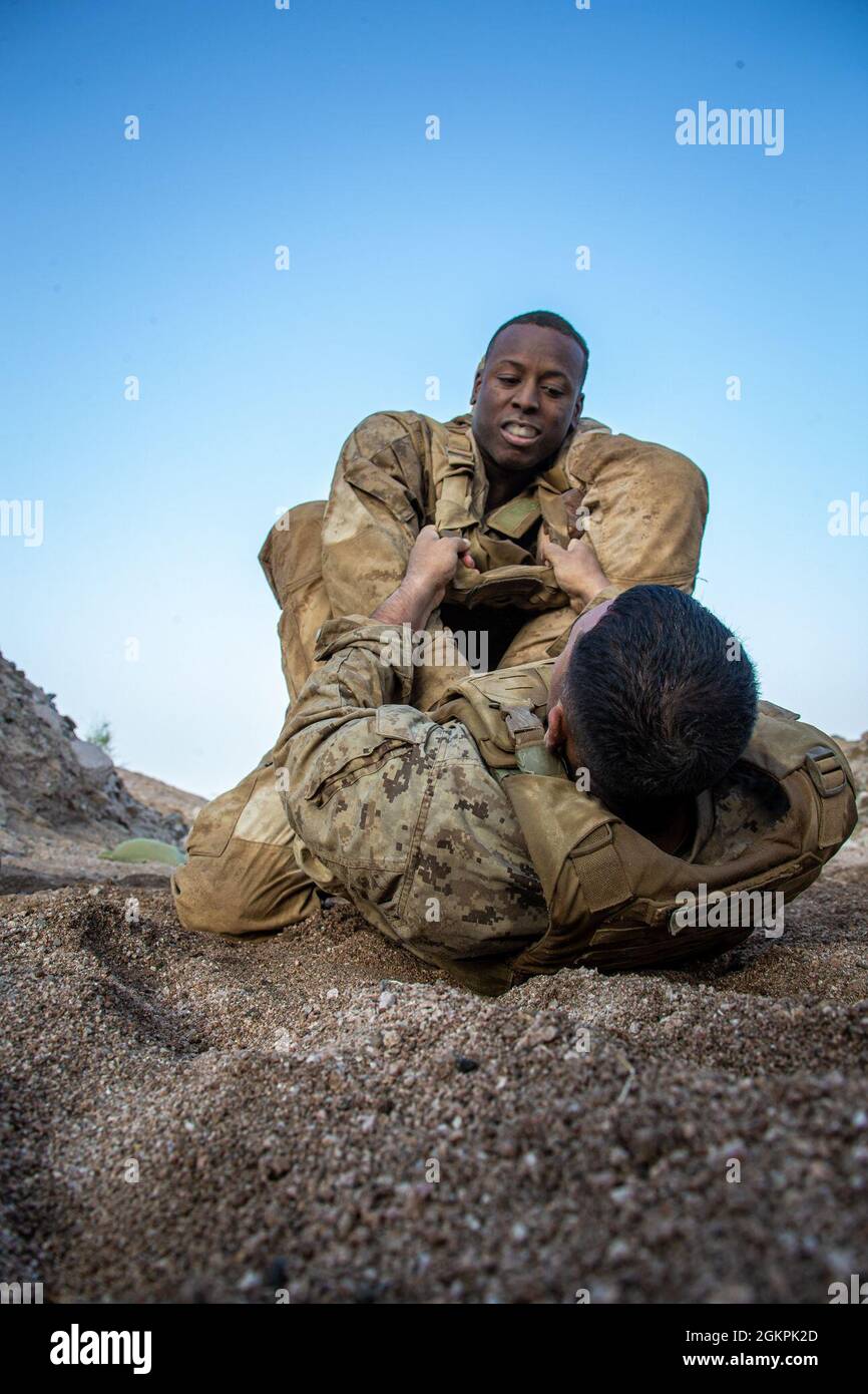 U.S. Marines mit 2. Bataillon, 1. Marines, die dem Special Purpose Marine Air – Ground Task Force – Crisis Response – Central Command (SPMAGTF-CR-CC) zugewiesen sind, nehmen an einer Grappling-Übung Teil, die Teil der Abschlussübung eines Martial Arts Instructor Course (MAIC) in Jordanien ist, 14. Juni 2021. Die MAIC ermöglicht Marines, Marines zu Marinecorps Martial Arts Program Instructors zu werden, um die Bereitschaft und die Letalität der Einheiten weiter zu verbessern. SPMAGTF-CR-CC wurde entwickelt, um schnell und effizient auf eine Vielzahl von militärischen Operationen zu reagieren, die Luftfahrt-, Boden- und Logistikanlagen nutzen. Stockfoto