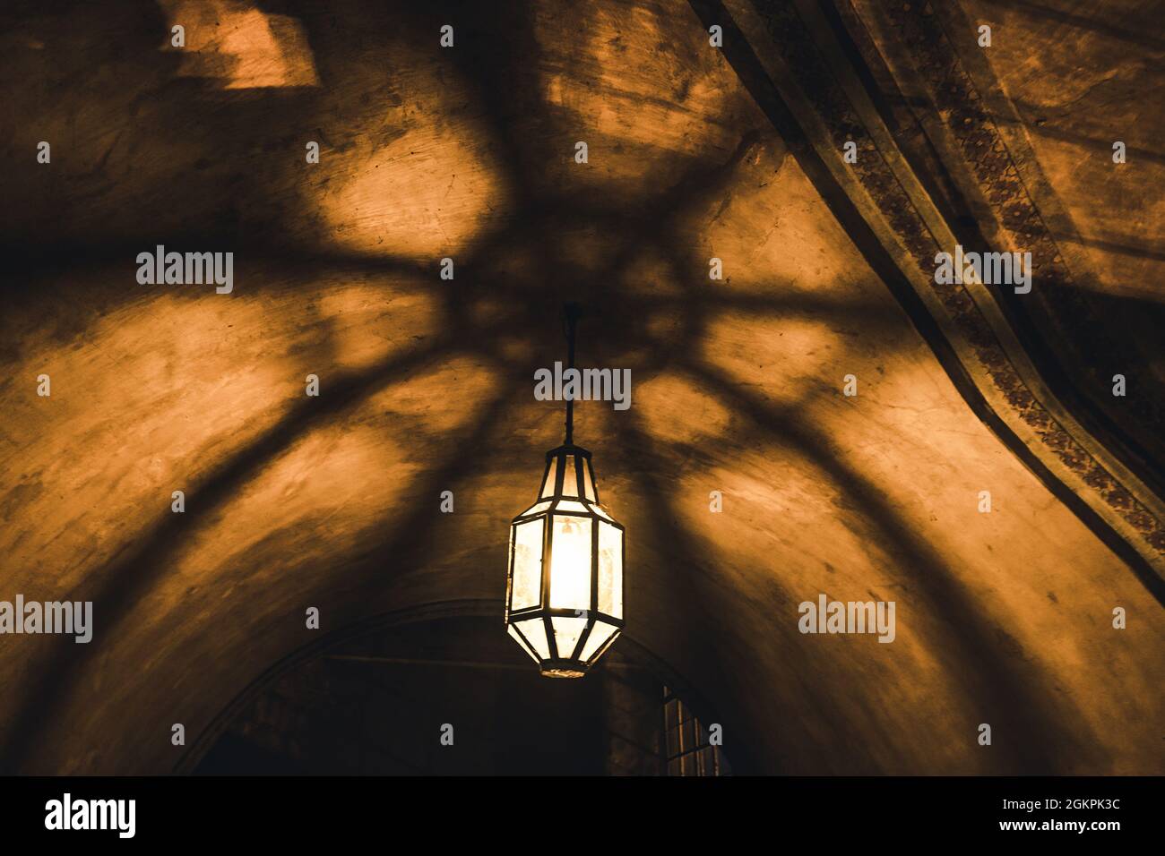 Licht von der Lampe und den Schatten im geheimnisvollen Gang im alten Kerker Stockfoto