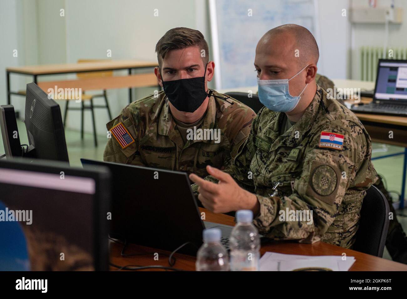 US Army 2nd LT. Kai Pederson, ein Cyber Defense Manager mit dem 177. Cyber Protection Team, Minnesota National Guard, arbeitet mit dem Servicemitglied der kroatischen Streitkräfte, 2nd LT. Marko Bilic, während des Cyber-Trainings vor Beginn der gemeinsamen Cyber-Trainingsübung zusammen, Mittelwest-Kroatien Kosovo Übung Adriatic Thunder an der Dr. Franjo Tudman Croatian Military Academy, Zagreb, Kroatien, am 14. Juni 2021. Mehr als 30 Luftmänner und Soldaten der Iowa National Guard und der Minnesota National Guard flogen nach Zagreb, Kroatien, um eine gemeinsame Cyber-Trainingsübung im Mittleren Westen Kroatiens im Kosovo durchzuführen Stockfoto