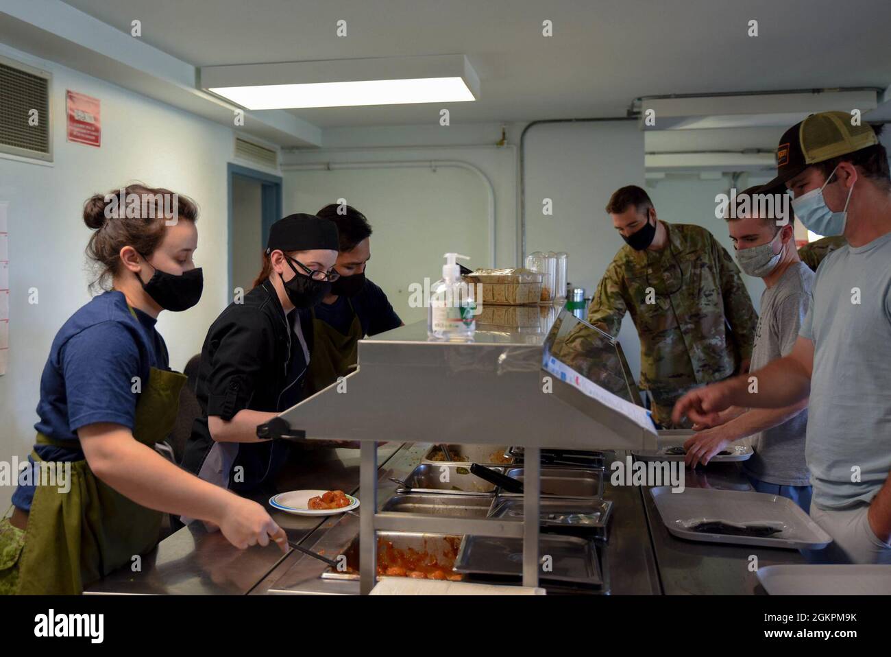 Techniker der Royal Canadian Air Force Food Services servieren Mitgliedern der US-Luftwaffe während der Arktischen Luftverteidigungsübung des North American Aerospace Defense Command, Amalgam Dart 21-01, 14. Juni 2021 in Yellowknife, Northwest Territory, ein Mittagessen. Kanada. Übung Amalgam Dart wird vom 10. Bis 19. Juni 2021 laufen, wobei die Operationen in der gesamten Arktis von der Beaufort-See bis nach Thule, Grönland, reichen. Amalgam Dart 21-01 bietet NORAD die Möglichkeit, die kontinentalen Verteidigungsfähigkeiten zu verbessern, während kanadische und US-Streitkräfte in der Arktis zusammenarbeiten. NORAD ist ein binationales kanadisches und amerikanisches Kommando Stockfoto