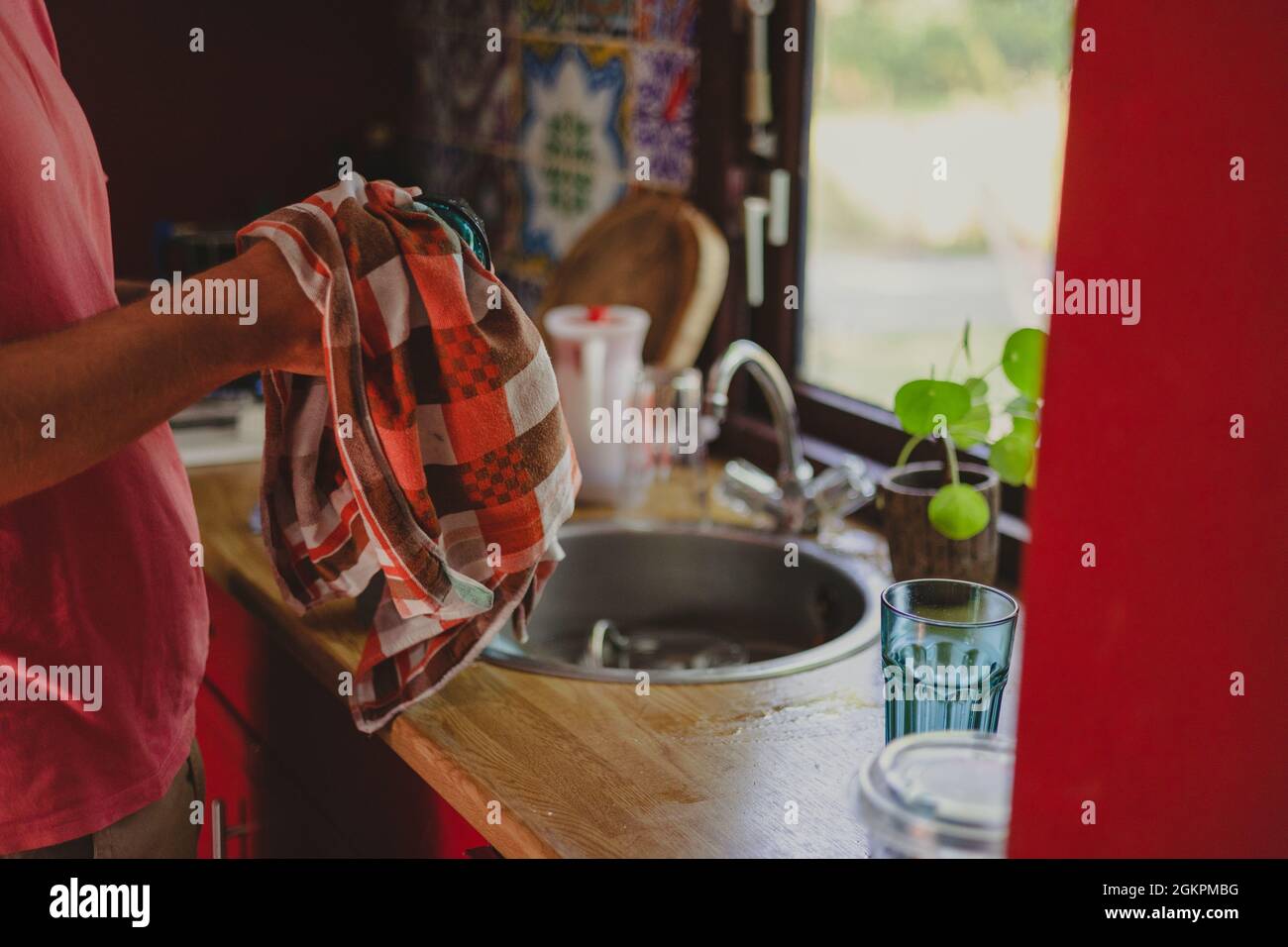 Mann Geschirr zu Hause Stockfoto