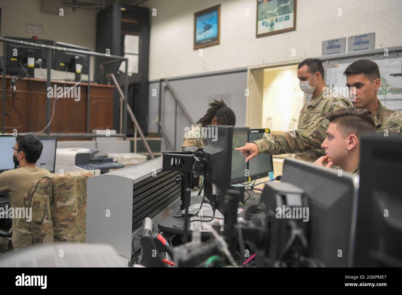 18. Maintenance Group Maintenance Operations Center Airmen führt am Morgen den Betrieb auf der Kadena Air Base, Japan, 14. Juni 2021 durch. Das MOC dient als zentraler Anlaufpunkt für die Verbreitung von Ressourcen und Aufgaben an die Flugzeugwartungseinheiten von Kadena. Stockfoto