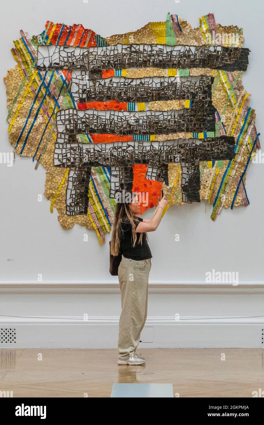 London, Großbritannien. September 2021. GESCHICKLICHKEIT, NFS, El Anatsui hon ra - die Sommerausstellung der Royal Academy (RA) 2021, koordiniert von Yinka Shonibare RA. Es beschäftigt sich mit dem Thema ‘Reclaiming Magic', um die Freude am Schaffen von Kunst zu feiern. Es umfasst rund 1400 Werke aufstrebender und etablierter Künstler. Kredit: Guy Bell/Alamy Live Nachrichten Stockfoto