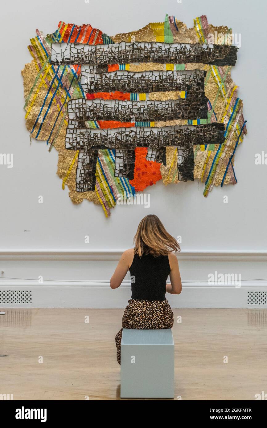 London, Großbritannien. September 2021. GESCHICKLICHKEIT, NFS, El Anatsui hon ra - die Sommerausstellung der Royal Academy (RA) 2021, koordiniert von Yinka Shonibare RA. Es beschäftigt sich mit dem Thema ‘Reclaiming Magic', um die Freude am Schaffen von Kunst zu feiern. Es umfasst rund 1400 Werke aufstrebender und etablierter Künstler. Kredit: Guy Bell/Alamy Live Nachrichten Stockfoto