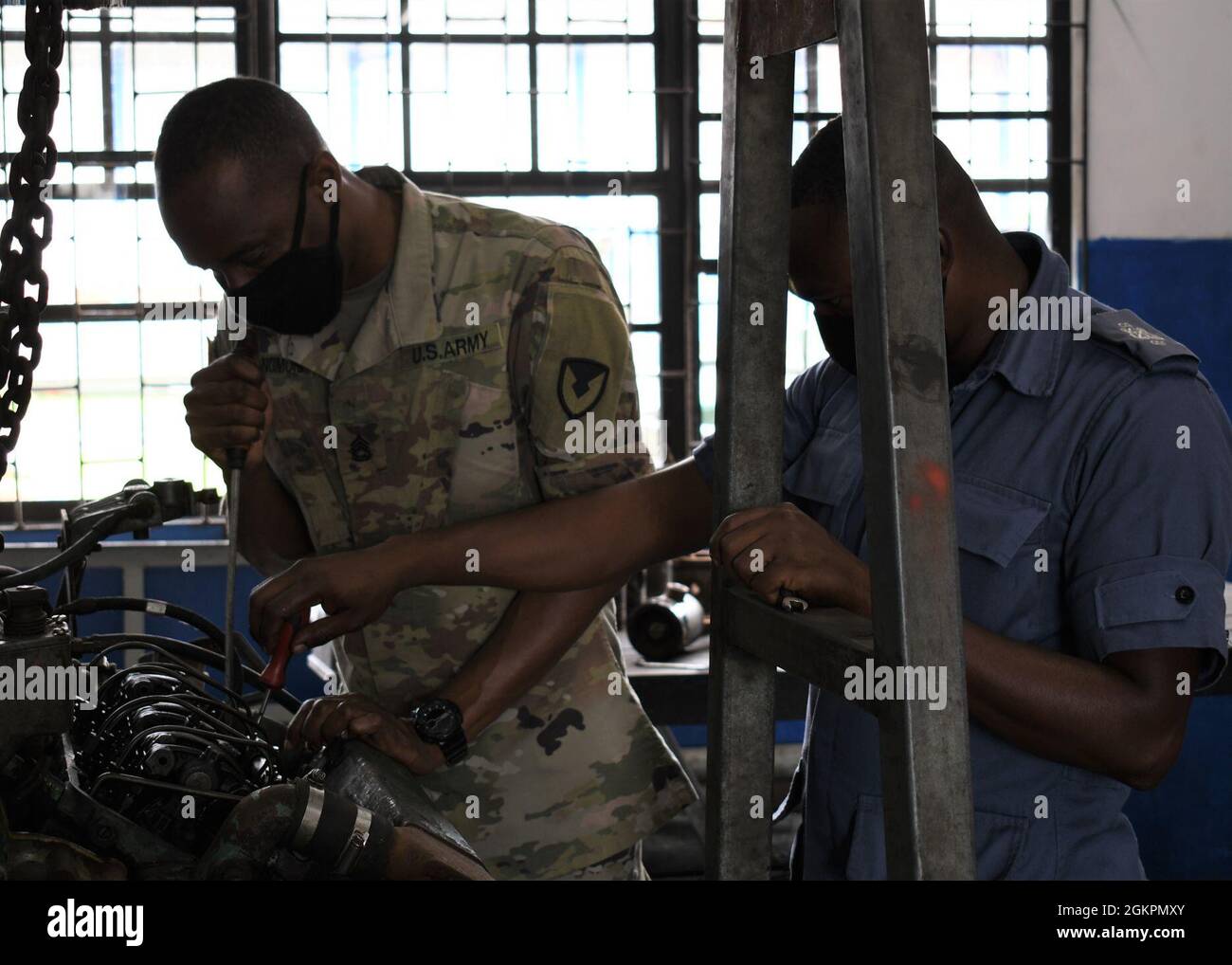 210615-N-DA827-025 GEORGETOWN, Guyana (15. Juni 2021) Sergeant 1. Klasse Garth Longmore, ein Wassermotoreningenieur der US-Armee, justiert die Injektoren an einem Dieselmotor mit Unterstützung des Kleinoffiziers Kenneth Benn, einem Mitglied der Guyana Coast Guard, nach Unterricht im Rahmen einer Übung während der Tradewinds, 15. Juni 2021. Tradewinds 2021 ist eine vom US Southern Command geförderte, auf Sicherheit ausgerichtete karibische Übung in den Bereichen Boden, Luft, Meer und Cyber, die mit Partnerländern zusammenarbeitet, um gemeinsame, kombinierte und interbehördliche Schulungen durchzuführen, die sich auf die Steigerung der regionalen cooper konzentrieren Stockfoto