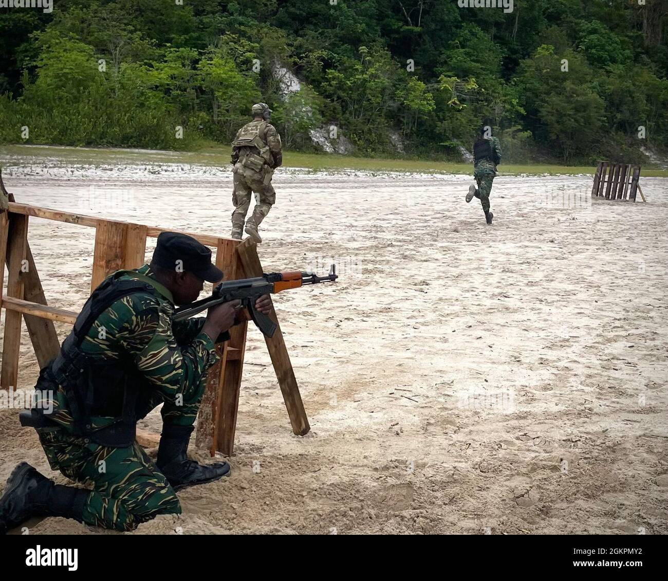 Team 6230 der C/2-54 Infantry Security Forces Assistance Brigade (SFAB) und der Guyana Defence Force (GDF) führen während der Tradewinds 2021 im Juni 15 im Lager Stephenson, Guyana, Live-Feuerübungen durch. Die Soldaten beginnen mit einem individuellen Waffentraining und bewegen sich als Team. Tradewinds 2021 ist eine vom U.S. Southern Command geförderte, auf Sicherheit ausgerichtete karibische Übung im Bereich Boden, Luft, See und Cyber, die mit Partnerländern zusammenarbeitet, um gemeinsame, kombinierte und interbehördliche Schulungen durchzuführen, die sich auf die Verbesserung der regionalen Zusammenarbeit und Stabilität konzentrieren. Stockfoto