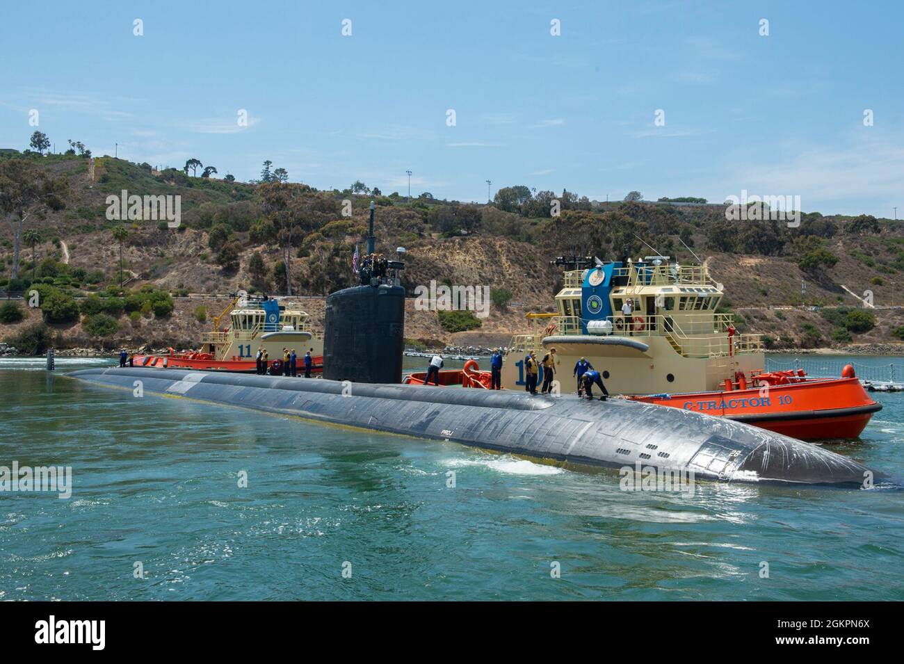 SAN DIEGO (15. Juni 2021) - Seeleute, die dem Schnellangriffs-U-Boot USS Hampton (SSN 767) der Los Angeles-Klasse zugewiesen wurden, verlassen den Marinestützpunkt Loma für einen Einsatz im Westpazifik, Juni 15. Hampton wird in den Zuständigkeitsbereich der 7. Flotte der USA einsiedeln, wo die Besatzung die nationalen Sicherheitsinteressen unterstützen und maritime Sicherheitsoperationen durchführen wird. Stockfoto