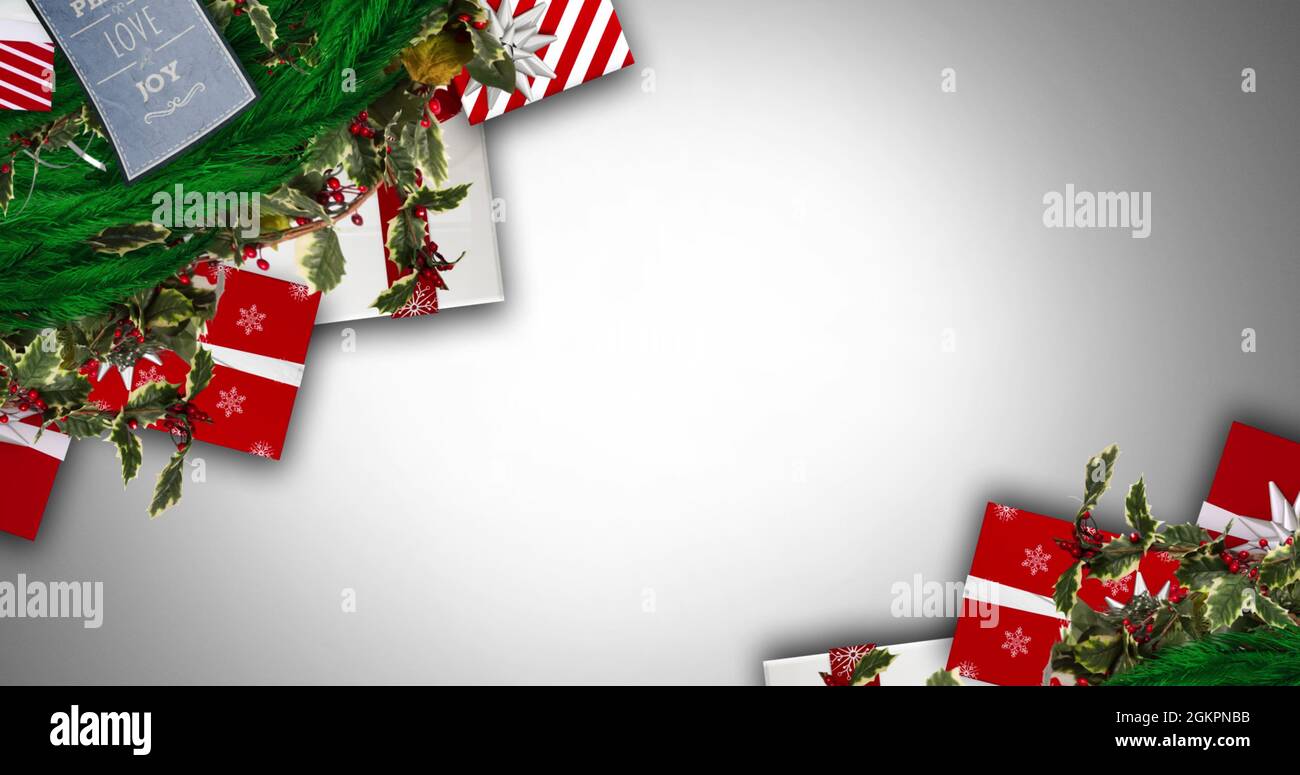 Digitales Bild von weihnachtsdekorationen und Geschenken vor grauem Hintergrund Stockfoto