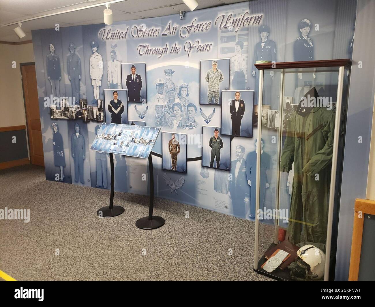 Eine neue, interaktive Uniform-Ausstellung im Air Force Material Command Headquarters zeichnet die Geschichte und Entwicklung der Kleidung der Air Force und die Rolle des Kommandos im Uniform-Prozess nach. Diese Ausstellung befindet sich im Hauptquartier Gebäude 262 auf dem Luftwaffenstützpunkt Wright-Patterson im ersten Stock, Nordflur. Es zeigt Bilder von Uniformen aus den 1940er Jahren bis heute. Stockfoto