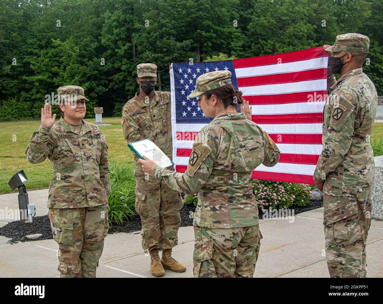 Spc. Julieta Guerrero von der Signal, Intelligence, and Sustainment Company vom Hauptquartier und Hauptquartier-Bataillon, 10th Mountain Division (LI), nimmt erneut an der United States Army vor der Statue des Climb to Glory-Denkmals vor der Hays Hall in Fort Drum, N.Y., 15. Juni 2021 Teil. Das Denkmal ist ein Symbol des historischen Erbes der 10th Mountain Division und dient als beliebter Ort, an dem Soldaten der 10th Mountain Division weiterhin ihren Dienst in den USA fortsetzen Stockfoto