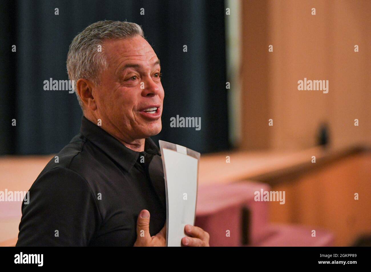 Bernie McGrenahan, ein Stand-up-Komiker und Motivationssprecher, spielt vor Mitgliedern von F.E. „Comedy is the Cure“ Warren Air Force Base, Wyoming im Basistheater am 15. Juni 2021. McGrenahan gab eine Comedy-Show, gefolgt von einer persönlichen Geschichte des Alkoholmissbrauchs, mit drei DUI-Verhaftungen und einer sechsmonatigen Gefängnishaft im Alter von 26 Jahren. Stockfoto