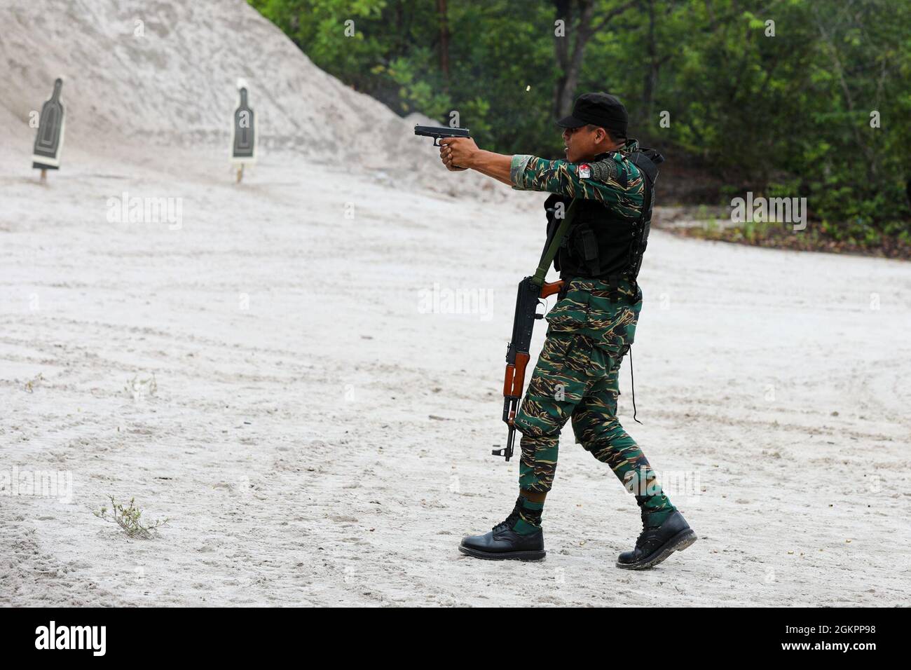 Lance Cpl. Lincoln Benard nimmt zusammen mit der guyanischen Verteidigungskraft (GDF) an einem Live-Fire-Bereich Teil, Camp Stephenson, Guyana, Juni 15. Team 6230 der C/2-54 Infanterie-Sicherheitskräfte-Assistenzbrigade (SFAB) beriet Mitglieder der GDF-Spezialeinheiten während der multinationalen Übung, Tradewinds 2021. Tradewinds 2021 ist eine vom U.S. Southern Command geförderte, auf Sicherheit ausgerichtete karibische Übung im Bereich Boden, Luft, See und Cyber, die mit Partnerländern zusammenarbeitet, um gemeinsame, kombinierte und interbehördliche Schulungen durchzuführen, die sich auf die Verbesserung der regionalen Zusammenarbeit und Stabilität konzentrieren. Stockfoto