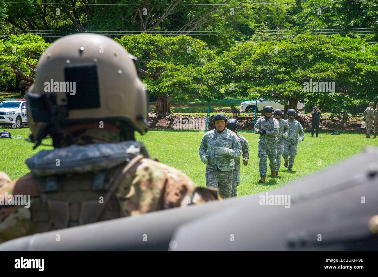 Polizisten mit den costaricanischen Polizeikräften laufen während des Fast-Rope Insertion and Extraction System (FRIES) Trainings in Liberia, Costa Rica, auf einen Hubschrauber der US-Armee UH-60 Blackhawk, der dem 1. Bataillon, 228. Aviation Regiment, Joint Task Force-Bravo, Soto Cano Air Base, Honduras, zugewiesen wurde, 15. Juni 2021. Ziel der Übung war es, die Interoperabilität mit den Partnerländern zu verbessern, Erfahrungen mit verschiedenen Ausbildungsmöglichkeiten zu sammeln und die Beziehungen zu den costaricanischen Polizeikräften zu stärken. Stockfoto