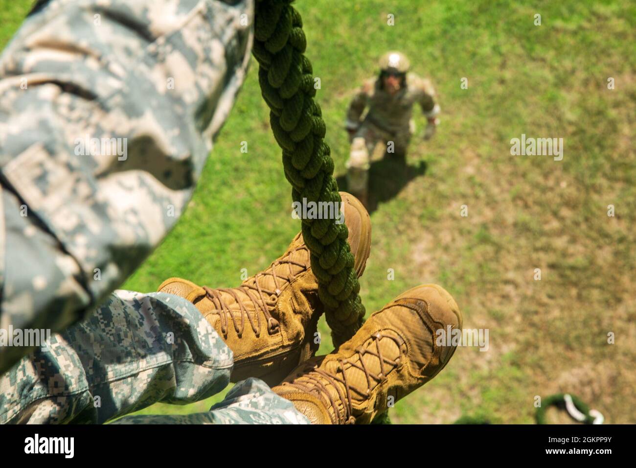 Ein Mitglied der Costa-ricanischen Polizei forciert schnelle Seile aus einem Hubschrauber der US-Armee UH-60 Blackhawk, der dem 1. Bataillon, 228. Aviation Regiment, Joint Task Force-Bravo, Soto Cano Air Base, Honduras, während des Fast-Rope Insertion and Extraction System (FRIES) Trainings in Liberia, Costa Rica, 15. Juni 2021, zugewiesen wurde. Das System wird in Situationen eingesetzt, in denen das Gelände ein Flugzeug von der Landung abhält und die Servicemitarbeiter schnell zum Ziel gelangen müssen. Stockfoto