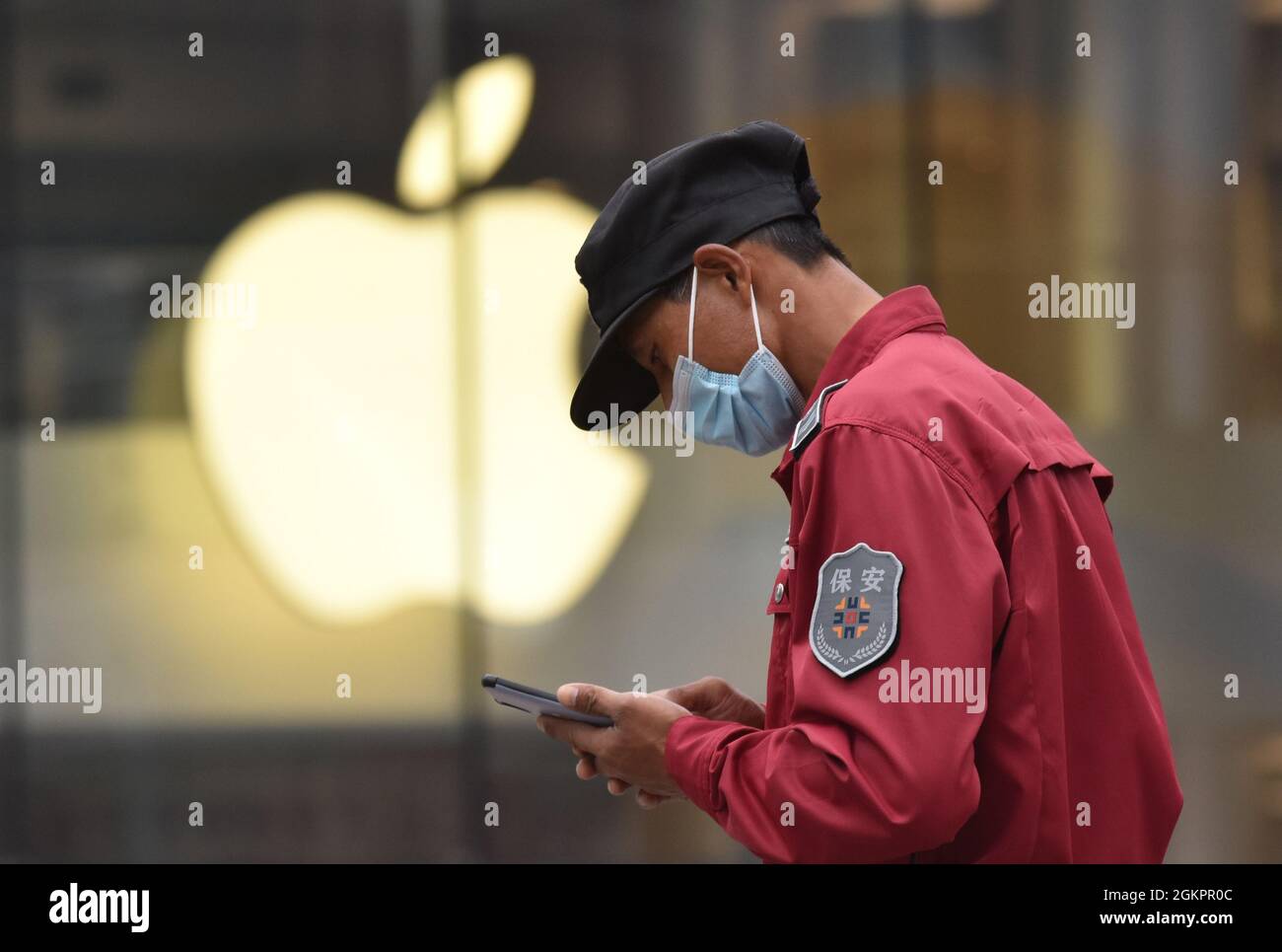 Peking, China. September 2021. Ein Fußgänger geht am Apple-Flagship-Store in Wangfujing, Peking vorbei.vor kurzem hat Apple im Herbst eine neue Produkteinführung durchgeführt, bei der es die iPhone 13-Serie herausbrachte und vier Modelle zur Verfügung stellte: IPhone 13 mini, iPhone 13, iPhone 13 pro und iPhone 13 Pro max Kredit: SOPA Images Limited/Alamy Live Nachrichten Stockfoto