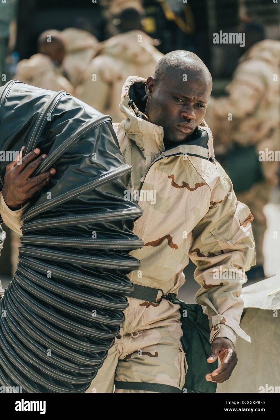 Ein senegalesisches Militärmitglied baut während einer chemischen, biologischen, radiologischen und nuklearen (CBRN) Verteidigungsdemonstration, die von den marokkanischen und senegalesischen Militärs während des African Lion 2021, 15. Juni 2021, in Agadir, Marokko, veranstaltet wurde, eine Eindämmungs- und Behandlungsanlage für schnelle Reaktionen auf. 2021 Jährliche Übung veranstaltet von Marokko, Tunesien und Senegal, 7-18. Juni. Mehr als 7,000 Teilnehmer aus neun Nationen und der NATO trainieren gemeinsam mit dem Fokus auf die Verbesserung der Bereitschaft für US- und Partnernationskräfte. AL21 ist Multi-Domain, Multi-Component, Stockfoto