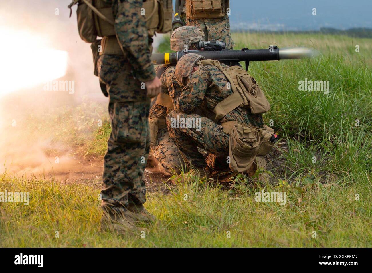 US-Marines mit 2d-Bataillon, 2d-Marines, feuern während der Fuji Viper 21.4 im Combined Arms Training Center, Camp Fuji, Japan, 15. Juni 2021 eine von der Schulter gestartete Mehrzweck-Angriffswaffe von MK 153 ab. Während dieser Übung haben Marines die Fähigkeiten der kritischen kombinierten Waffen geschärft und sichergestellt, dass sie bereit und in der Lage sind, eine Vielzahl von Missionen überall auf der Welt auszuführen. 2/2 wird im Indo-Pazifik-Raum unter 4th Marines, 3d Marine Division, eingesetzt. Stockfoto