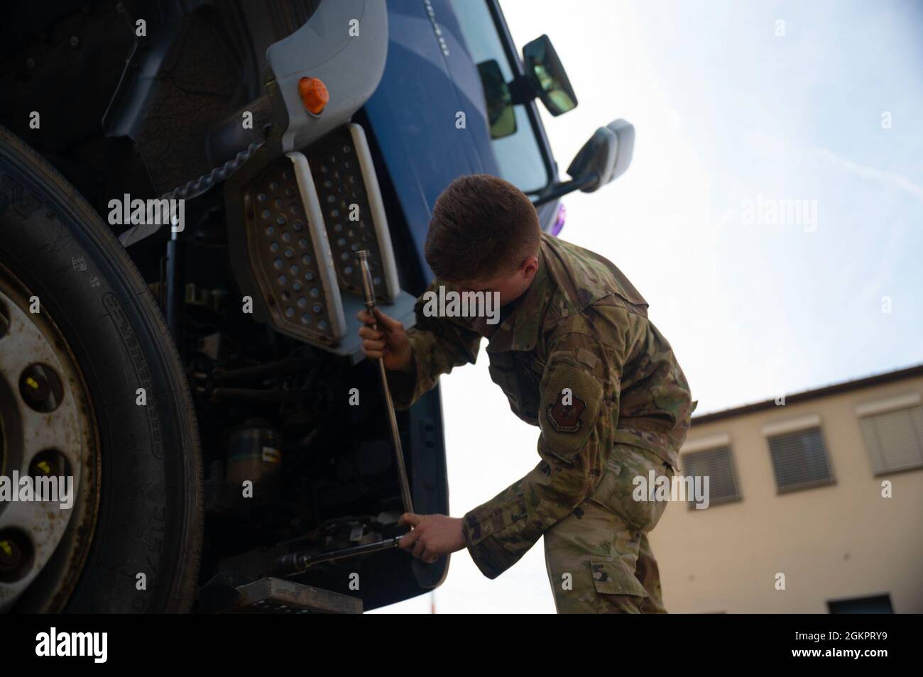 U.S. Air Force Airman 1st Class Dylan Mahon, 86th Vehicle Readiness Squadron Vehicle Maintenance Lehrling, inspiziert einen Traktor-Anhänger auf dem Ramstein Air Base, Deutschland, 15. Juni 2021. Die dem VRS von 86 zugewiesenen Flieger reparieren und warten eine Vielzahl von staatlichen Fahrzeugen wie Militärfahrzeuge, Pickup-Trucks, Polizeiautos und Spezialfahrzeuge. Stockfoto