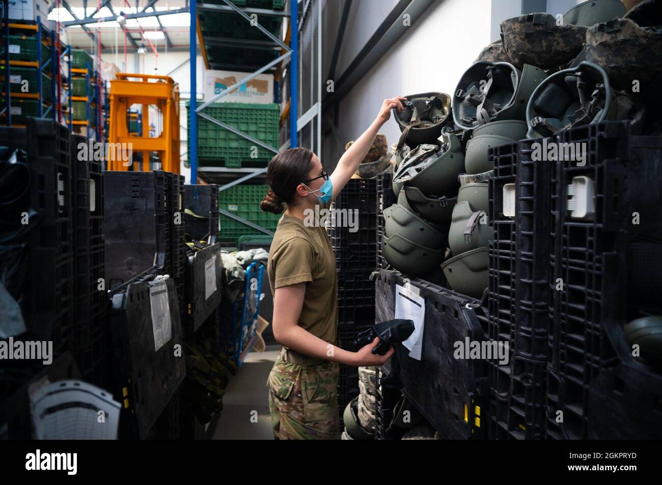 US Air Force Airman 1st Class Christy Riddell, 86. Logistics Readiness Squadron Individual Protective Equipment Journeyman, nimmt die Inventarisierung der Schutzausrüstung auf dem Ramstein Air Base, Deutschland, am 15. Juni 2021, in Anspruch. IPE Airmen ist für die Wartung von Geräten verantwortlich, die zum Schutz von Airmen vor chemischen, biologischen, radiologischen, nuklearen und explosiven Materialien verwendet werden. Stockfoto