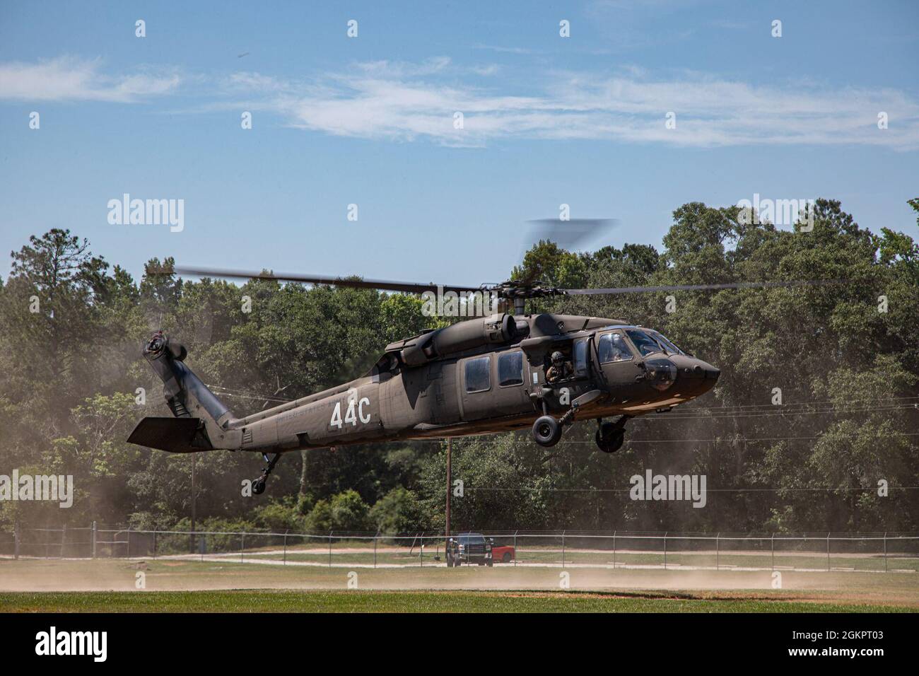 Das Aeromedical Research Laboratory der US-Armee führte medizinische Freisprechgeräte-Tests für Unified Broadcast (MEDHUB) zur Lufttüchtigkeit und aeromedizinischen Zertifizierung an den Hubschraubern UH-60L und HH-60M Black Hawk durch. Diese Tests, die entscheidend für die Sicherstellung der Demonstrationsbereitschaft des Systems beim Projekt Convergence 21 (PC21) sind, waren eine Multi-Organisation-Aktion zwischen PEO Aviation, der U.S. Army Medical Materials Development Activity, der School of Army Aviation Medicine, Sierra Nevada Corp und USAARL. US A Stockfoto