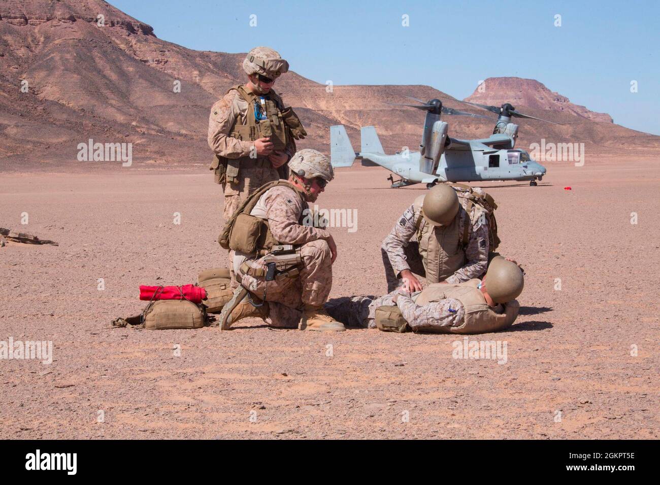 210615-M-GJ479-0193 TABUK, Saudi-Arabien (15. Juni 2021) Matrosen mit der 24. Marine Expeditionary Unit (MEU) und einem Soldaten der Royal Saudi Land Forces bereiten im Rahmen einer amphibischen Kampfprobe (TACR) in Tabuk, Saudi-Arabien, im Juni 15 einen simulierten Patienten auf eine Evakuierung bei einem Unfall-Reaktionstraining vor. TACR integriert die Aktiva der US-Marine und des Marine Corps, um eine Reihe von kritischen Kampffähigkeiten zu nutzen, sowohl über Wasser als auch an Land. 24. MEU wird im Einsatzgebiet der 5. US-Flotte zur Unterstützung von Marineoperationen eingesetzt, um die maritime Stabilität und Sicherheit in Th zu gewährleisten Stockfoto