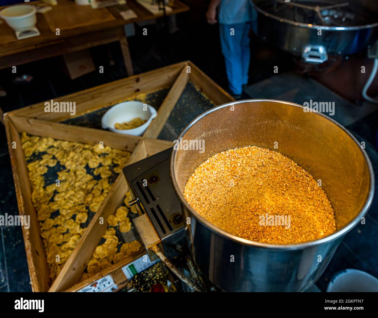 Eine lustige koreanische Maschine presst kleine Cracker aus dem groben und leicht gesalzenen Mehl. Leckere Chips werden von Farina Bona gepresst. Circolo d'Onsernone, Schweiz Stockfoto