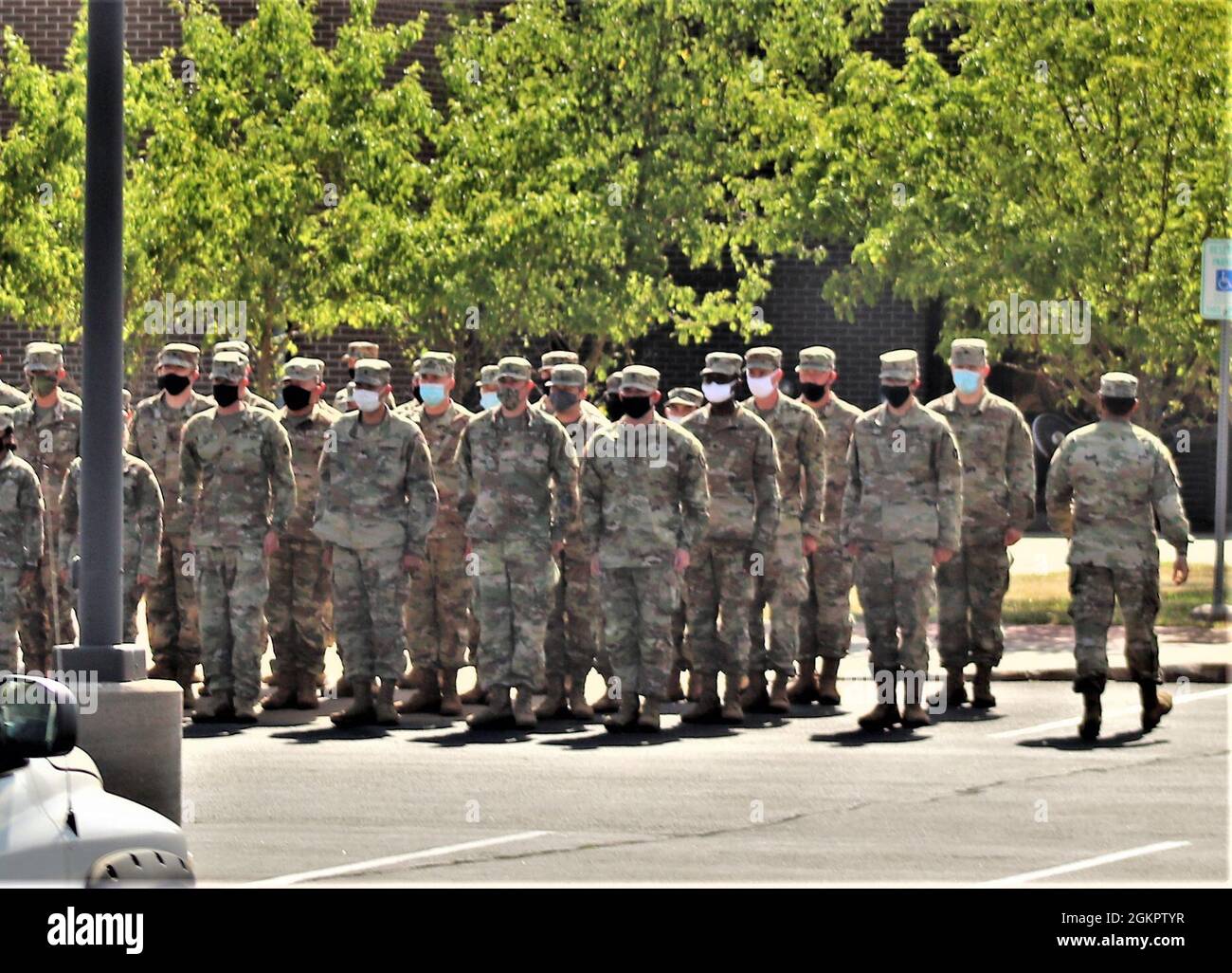 Studenten mit Kurs 005-21 für Grundleiter halten eine Ausbildung während der Klassenoperationen am 15. Juni 2021 in Fort McCoy, Wisconsin. Die NCO Academy wurde 1988 in Fort McCoy aktiviert. Die Akademie ist eine der größten Mieterorganisationen in der Einrichtung, die eine institutionelle Ausbildung mit mehr als 1,800 Studenten bietet, die jährlich am Battle Staff NonCommissioned Officer Course und BLC teilnehmen. Stockfoto