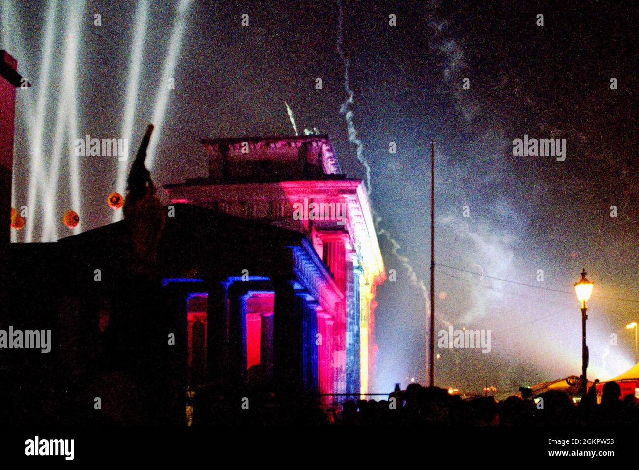 Silvester am Brandenburger Tor in Berlin 2000 - das Millennium  Stockfotografie - Alamy