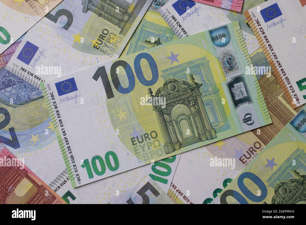 Nahaufnahme der Euro-Banknoten mit Fokus auf einer 100-Euro-Banknote Stockfoto