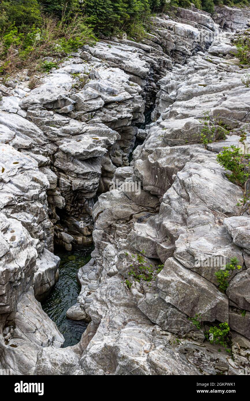 Die Schlucht des Flusses Maggia bei Ponte Brolla, Circolo di Locarno, Schweiz Stockfoto
