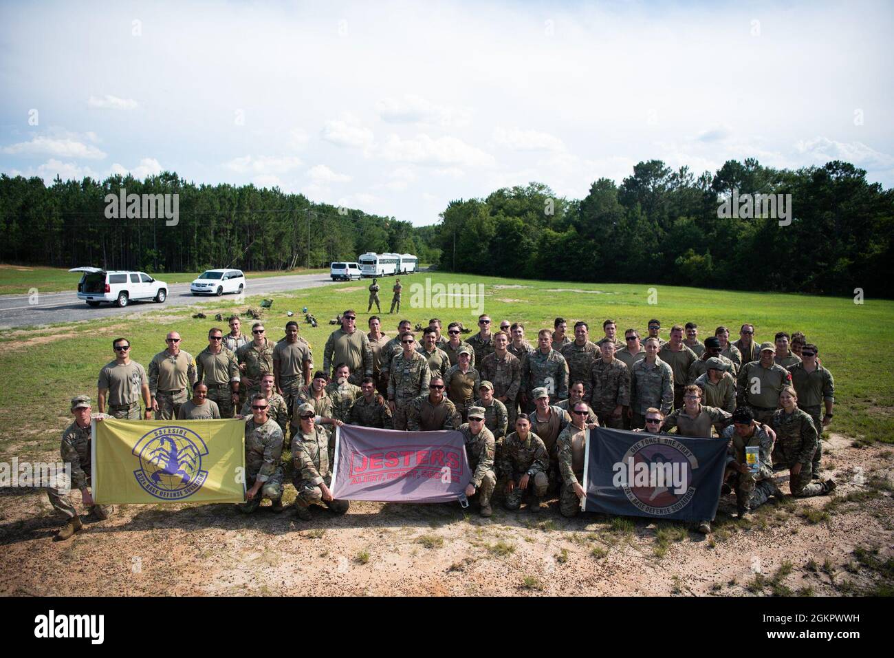 Flieger des 822d Base Defense Squadron, 823d Base Defense Squadron und 824. Base Defense Squadron versammeln sich nach Abschluss einer Flugtrainingsoperation auf der Moody Air Force Base, Georgia, am 15. Juni 2021 für ein Gruppenfoto. Die 93d AGOW Base Defense Group, 14 ASOS und die Georgia Army National Guard führten die erste einer neuen Einsatzfähigkeit durch, die 2 CH-47 Chinook Hubschrauber und Crew mit 65 Springer der BDG, 14 ASOS und der US Army kombinierte. Stockfoto