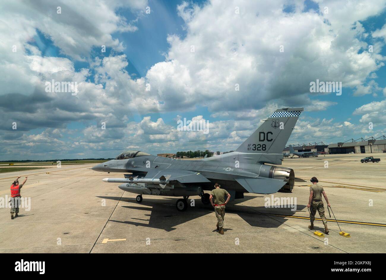Maintenance Airmen der 113. Air National Guard entwaffnen ein F-16C-Flugzeug auf der Joint Base Andrews, Juni. 15, 2021. Die F-16 Fighting Falcon ist ein kompaktes, vielrollenges Kampfflugzeug. Er ist äußerst wendig und hat sich im Luft-Luft-Kampf und im Luft-zu-Boden-Angriff bewährt. Stockfoto