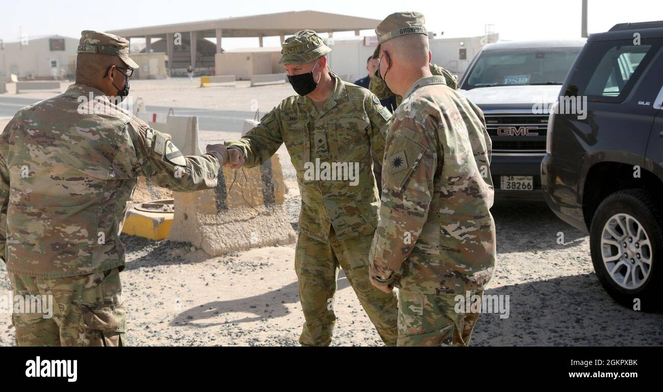 Australian Maj. General Chris Field, Zentrum, Stellvertretender Kommandeur General, Operations, United States Army Central, Fist Bumps Task Force Phoenix Command Sgt. Maj. Refugio Rosas bei einem Besuch im Camp Buehring, Kuwait. Stockfoto