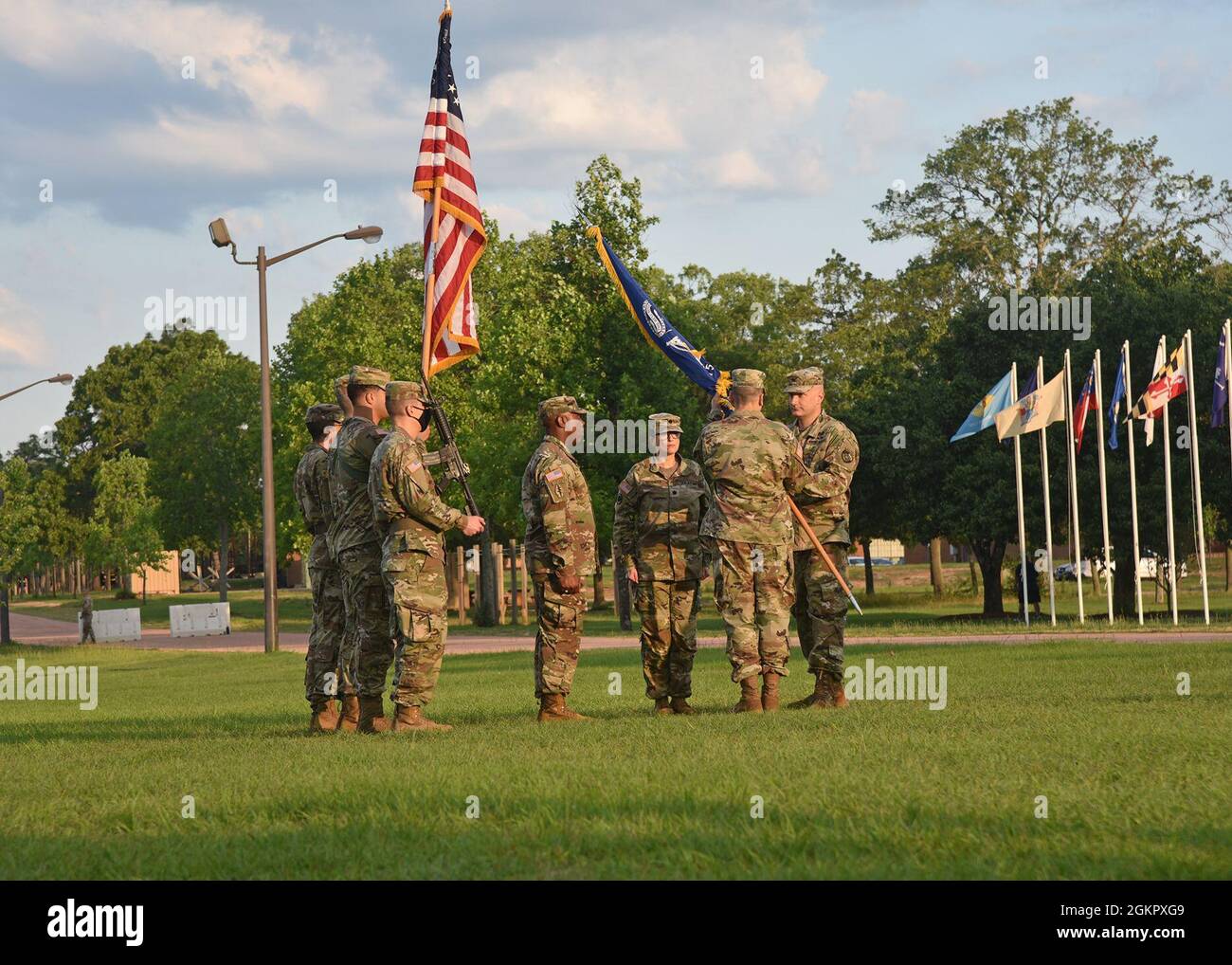 Oberst John F. Popiak, Kommandant der Cyber Protection Brigade der US-Armee (rechts), übergibt die Farben des 2. Cyber Bataillons der Brigade an den ankommenden Bataillonskommandanten LT. Oberst Steven R. Simmons Jr. während der Befehlswechselzeremonie des Bataillons in Fort Gordon, Georgia, 16. Juni 2021. (Foto von. Personal Sgt. Roman Rajm) Stockfoto