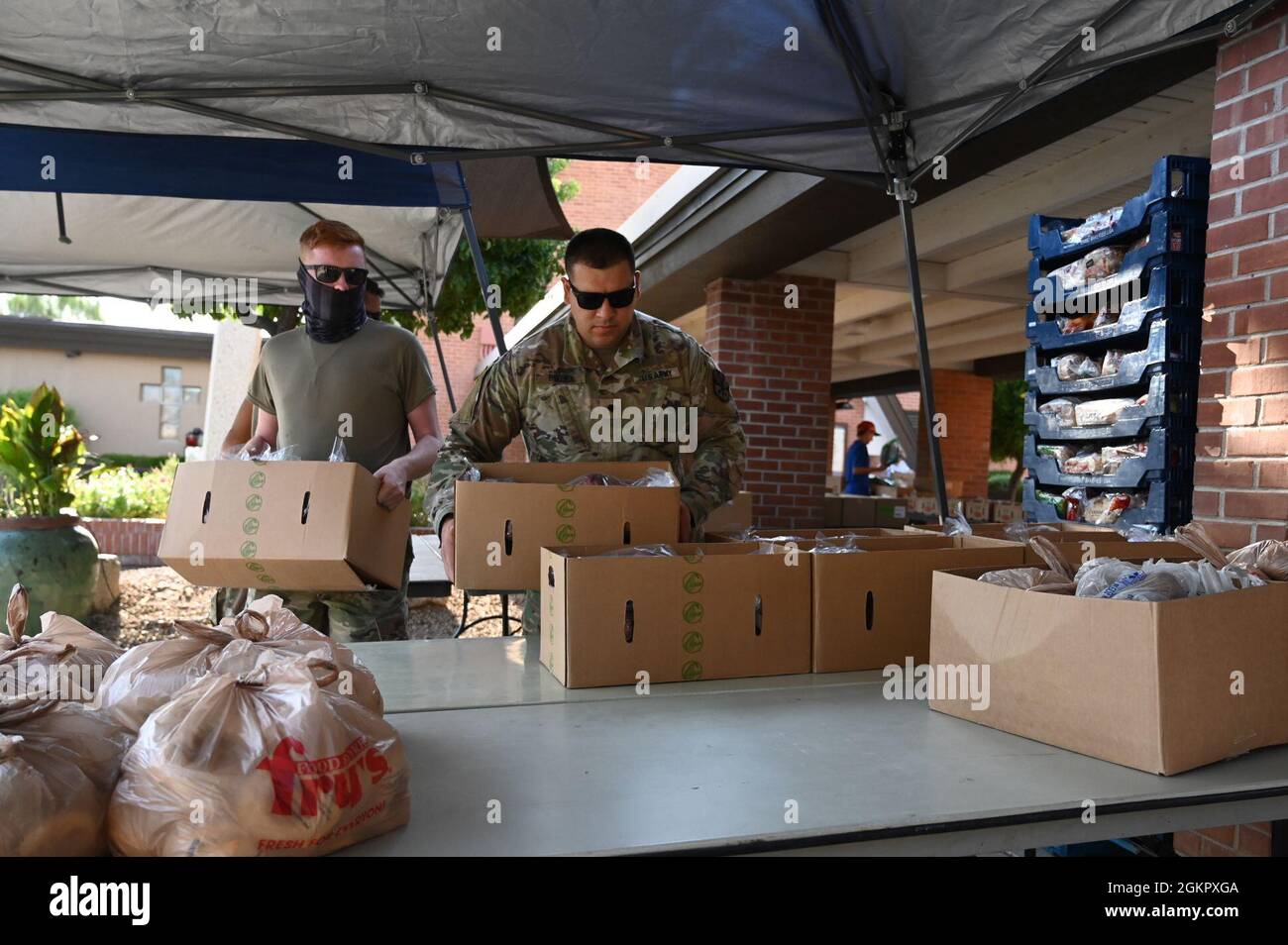 Dienstmitglieder der Arizona National Guard bereiten Lebensmittel für Bewohner der Gegend in einer Speisekammer in Phoenix, 16. Juni 2021. Die Arizona National Guard hat mehr als 800 Arizona Bürger-Soldaten und Luftmänner aktiviert, um Nahrungsmittelbanken und andere Bedürfnisse der Gemeinschaft während dieses Ausnahmezustands zu unterstützen. Stockfoto