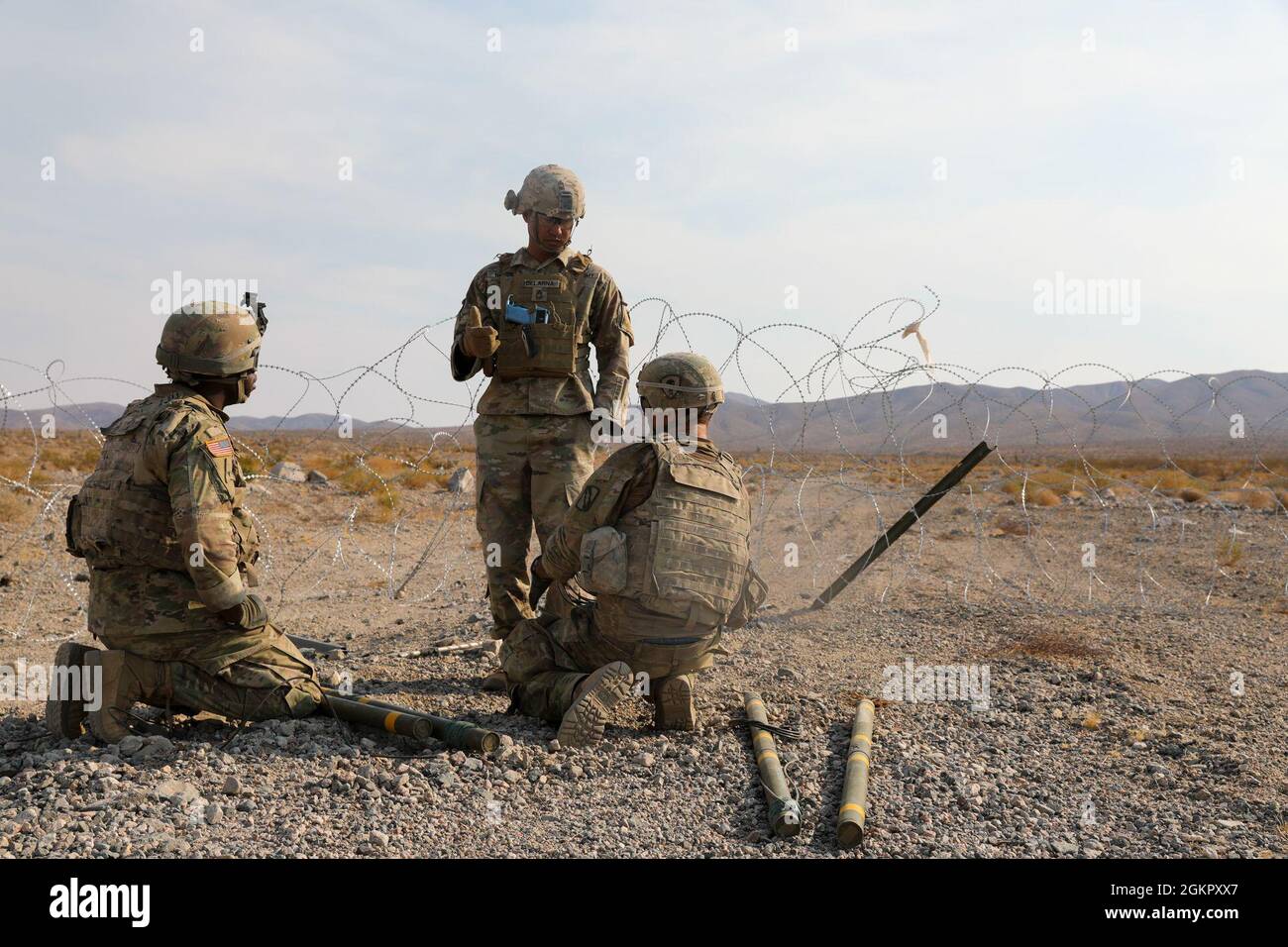 Soldaten mit der Firma B, 150. Ingenieur-Bataillon, Mississippi Army National Guard, führen Training mit Bangalore Torpedos durch, die verwendet wurden, um demontierten Truppen den Weg zu Bahnen, im National Training Center, Fort Irwin, Kalifornien, 16. Juni 2021. Der 150. Ist Teil des 155. Kampfteams der Panzerbrigade am NTC, um die harte, realistische Einsatzumgebung zu reproduzieren, mit der Amerikas Kriegskämpfer im Kampf konfrontiert sind. (Mississippi National Guard von SPC. Benjamin Tomlinson) Stockfoto