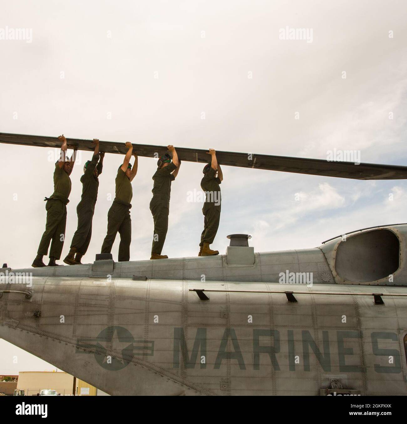 U.S. Marine Corps CH-53E Flugzeugbetreuer, die an Marine Heavy Helicopter Squadron (HMH) 361, Marine Aircraft Group 16, 3rd Marine Aircraft Wing, angeschlossen sind, führen Routinewartung auf der Naval Air Station Fallon, Nevada, 16. Juni 2021 durch. Wartungspersonal ist für die Einsatzbereitschaft im Jahr 24/7 von entscheidender Bedeutung, da sie die Zuverlässigkeit, Sicherheit und Letalität des Marine Corps Aviation mit ihrer Liebe zum Detail und ihren zeitnahen Anfragen bewahren und verbessern. Stockfoto