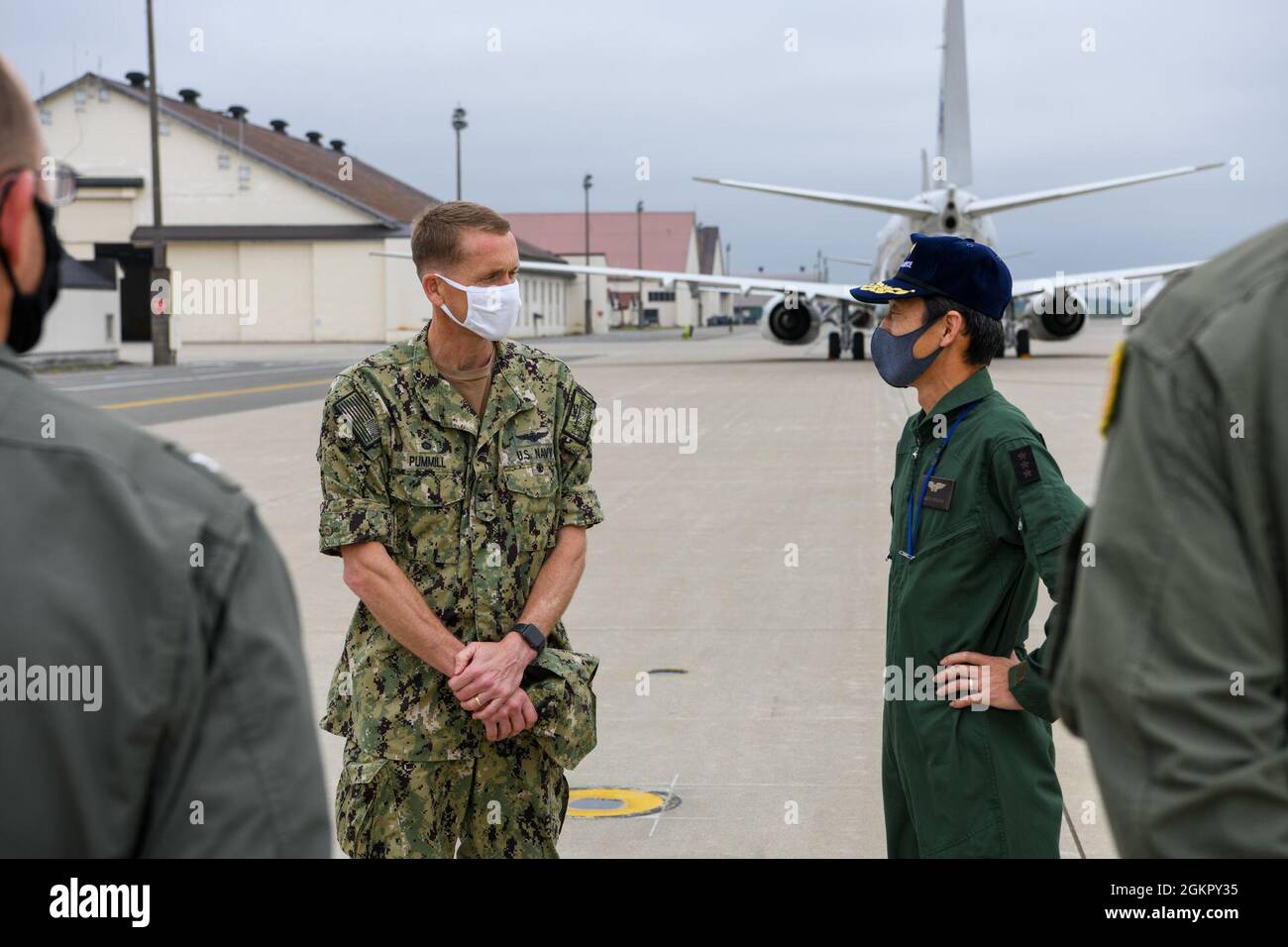 210616-N-GR586-1009 MISAWA, Japan (16. Juni 2021) – Kommandierender Offizier der Naval Air Facility (NAF) Misawa, Kapitän Brian K. Pumpmill, begrüßt den Vice ADM der japanischen Maritime Self-Defense Force (JMSDF). Tatsuya Futakawa, Kommandant der Fleet Air Force, JMSDF, während eines Besuchs bei NAF Misawa. Im Anschluss an das Treffen besuchte Futakawa den Luftwaffenstützpunkt Misawa. Stockfoto