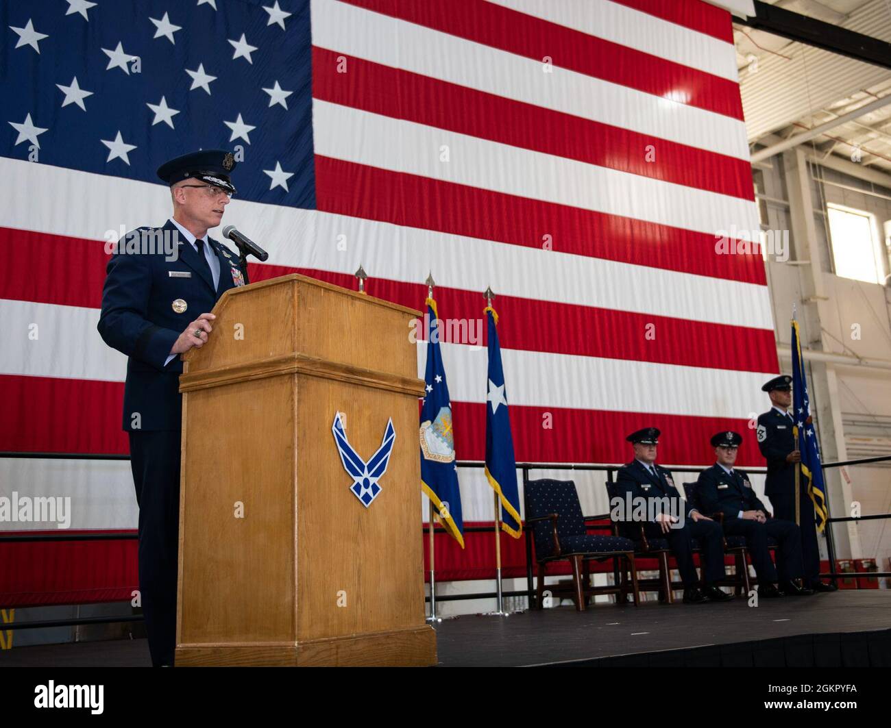 US Air Force Maj. General Mark Weatherington, Achte Luftwaffe und Kommandant des Joint-Global Strike Operations Center, dankt Col. Jeffrey Schreiner, ehemaliger Kommandant des 509. Bombenflügels, für seinen Dienst und begrüßt Col. Daniel Diehl, den kommenden Kommandanten der 509. BW, während der 509. BW-Befehlswechselzeremonie, Whiteman Air Force Base, Missouri, 16. Juni 2021. Militärische Befehlswechsel sind eine altehrwürdige Tradition, die formell die Kontinuität der Autorität symbolisiert, wenn das Kommando von einem Individuum zum anderen übergeht. Die Übertragung des Befehls wird physisch durch die Übergabe des Befehls Flag, t dargestellt Stockfoto