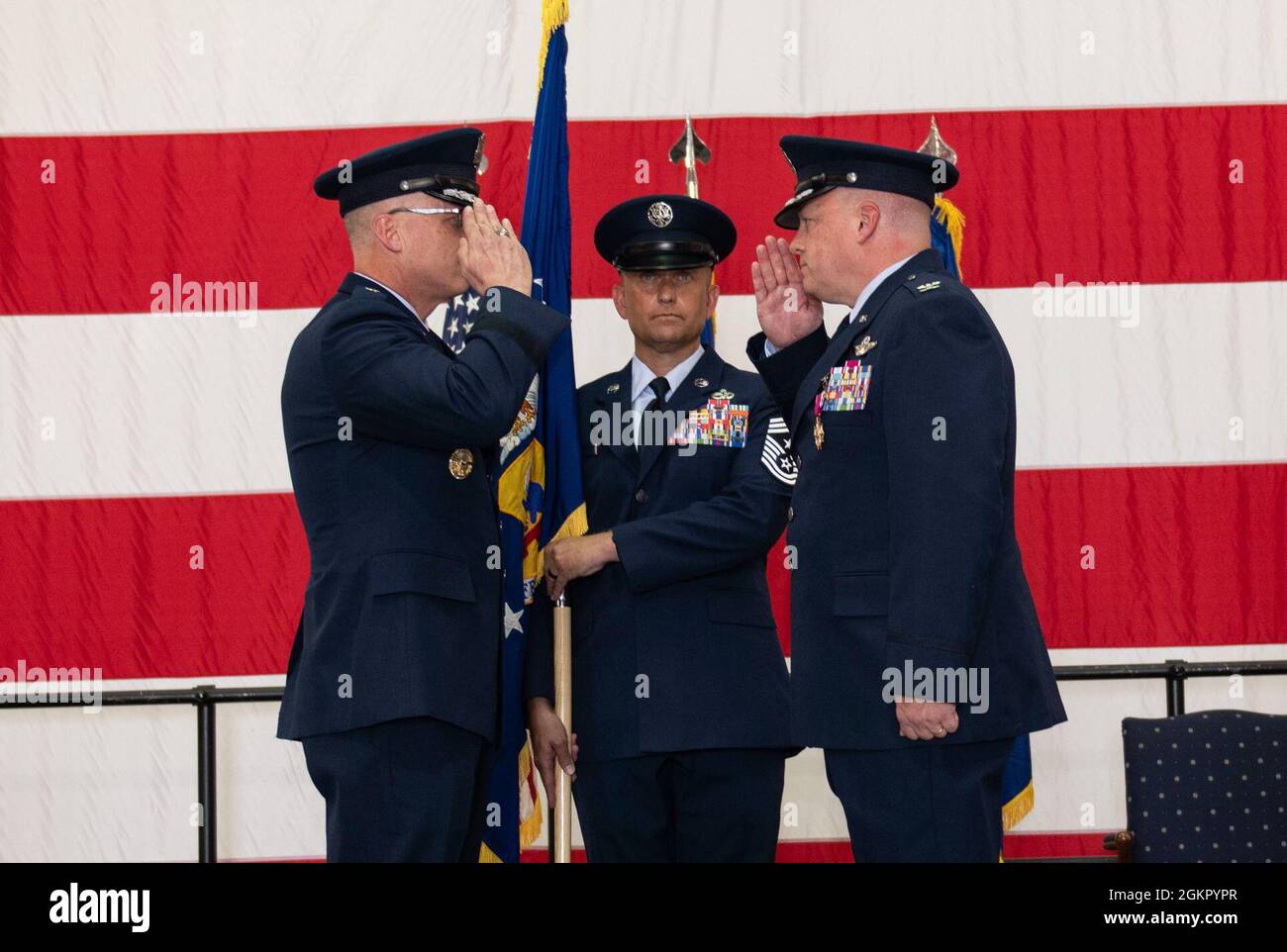 Mark Weatherington, General der US Air Force, Achte Luftwaffe und Kommandant des Joint-Global Strike Operations Center, amtiert die Zeremonie zur Änderung des Kommandos des 509. Bombenflügels, Whiteman Air Force Base, Missouri, 16. Juni 2021. Militärische Befehlswechsel-Zeremonien sind eine altehrwürdige Tradition, die die Kontinuität der Autorität symbolisiert, wenn das Kommando von einem Individuum zum anderen übergeht und durch die Übergabe der Einheitsflagge vom scheidenden Kommandanten an den neuen symbolisiert wird. Während der Zeremonie übergab Weatherington die Einheitsflagge von Col. Jeffrey Schreiner an Col. Daniel Diehl. Stockfoto