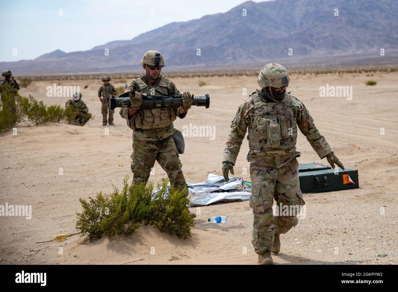 Sgt. 1. Klasse Chamreun Nann, Beobachterkontrolleur am National Training Center, Fort Irwin, Kalifornien, führt Sgt. James Savell, ein Kraftfahrzeugbetreiber des 106. Unterstützungsbataillons der Mississippi Army National Guard, zu einem AT4-CS-Feuerpunkt mit einer leichten Panzerabwehrwaffe auf engstem Raum während einer Feuerübung bei NTC, 16. Juni 2021. Der 106. Ist Teil des 155. Kampfteams der Panzerbrigade, Mississippi Army National Guard, das trainiert, eine kampfbereite Truppe zu bleiben. Stockfoto