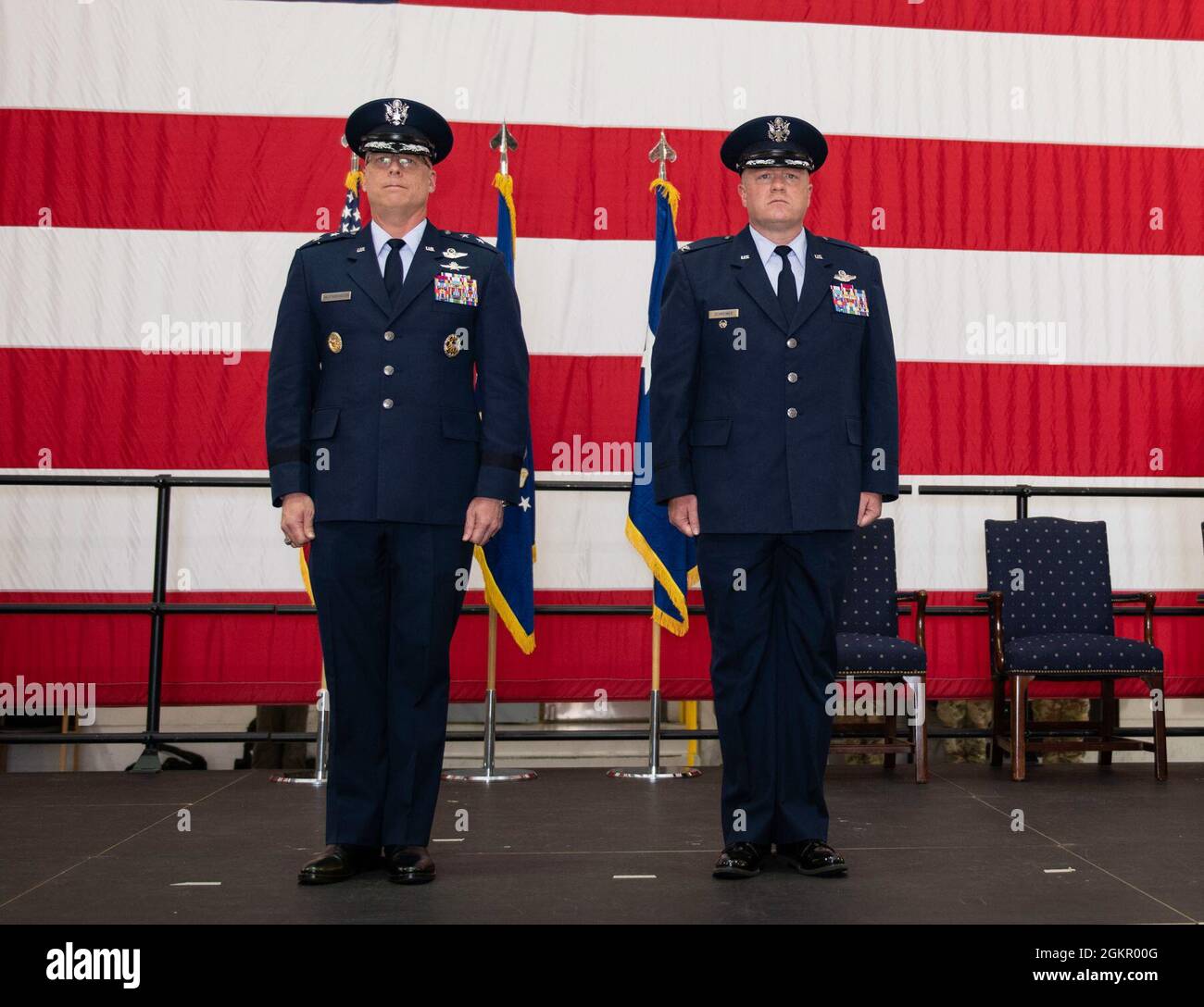 Mark Weatherington, General der US Air Force, Achte Luftwaffe und Kommandant des Joint-Global Strike Operations Center, amtiert die Zeremonie zur Änderung des Kommandos des 509. Bombenflügels, Whiteman Air Force Base, Missouri, 16. Juni 2021. Militärische Befehlswechsel-Zeremonien sind eine altehrwürdige Tradition, die die Kontinuität der Autorität symbolisiert, wenn das Kommando von einem Individuum zum anderen übergeht und durch die Übergabe der Einheitsflagge vom scheidenden Kommandanten an den neuen symbolisiert wird. Während der Zeremonie übergab Weatherington die Einheitsflagge von Col. Jeffrey Schreiner an Col. Daniel Diehl. Stockfoto