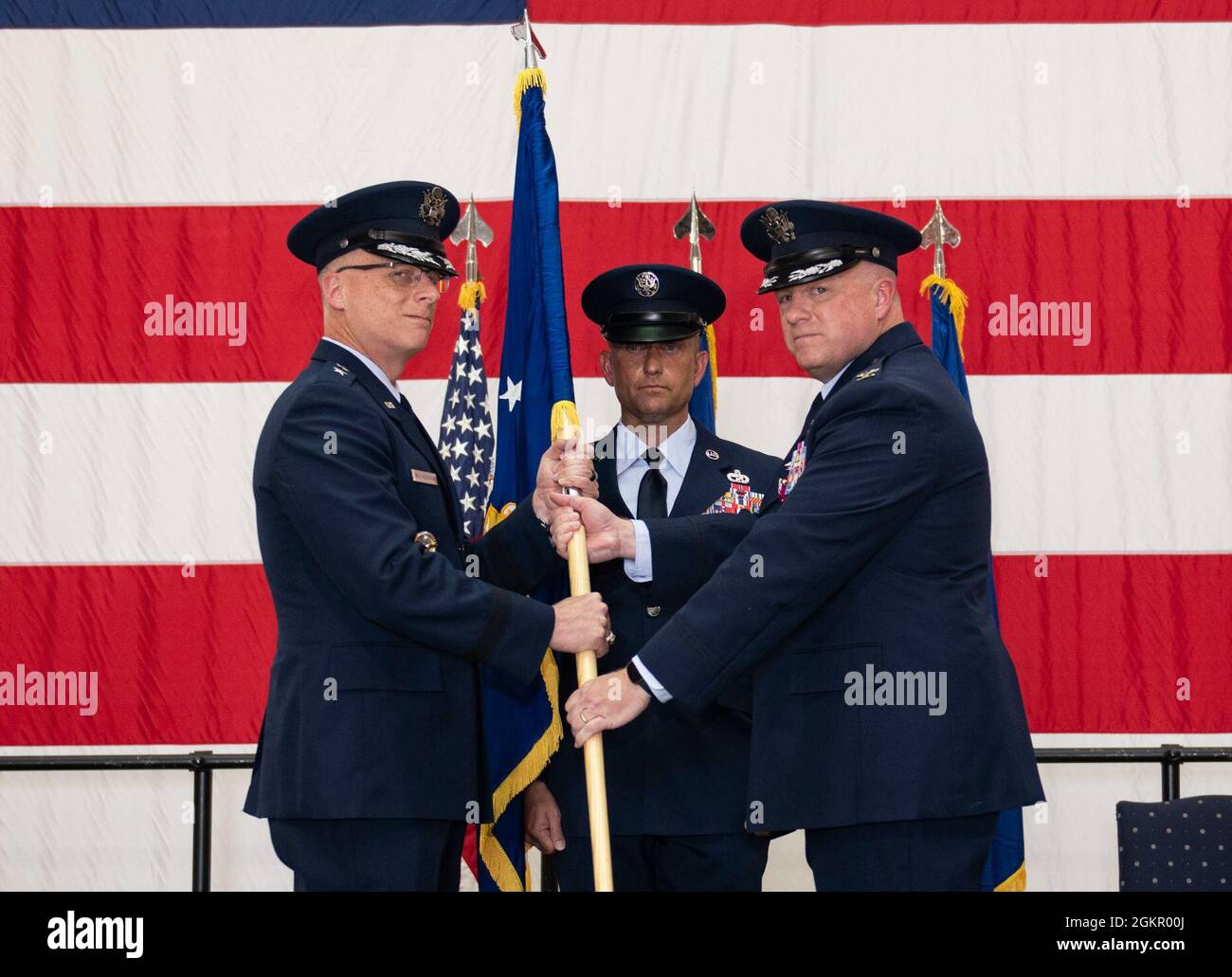 Mark Weatherington, General der US Air Force, Achte Luftwaffe und Kommandant des Joint-Global Strike Operations Center, amtiert die Zeremonie zur Änderung des Kommandos des 509. Bombenflügels, Whiteman Air Force Base, Missouri, 16. Juni 2021. Militärische Befehlswechsel-Zeremonien sind eine altehrwürdige Tradition, die die Kontinuität der Autorität symbolisiert, wenn das Kommando von einem Individuum zum anderen übergeht und durch die Übergabe der Einheitsflagge vom scheidenden Kommandanten an den neuen symbolisiert wird. Während der Zeremonie übergab Weatherington die Einheitsflagge von Col. Jeffrey Schreiner an Col. Daniel Diehl. Stockfoto