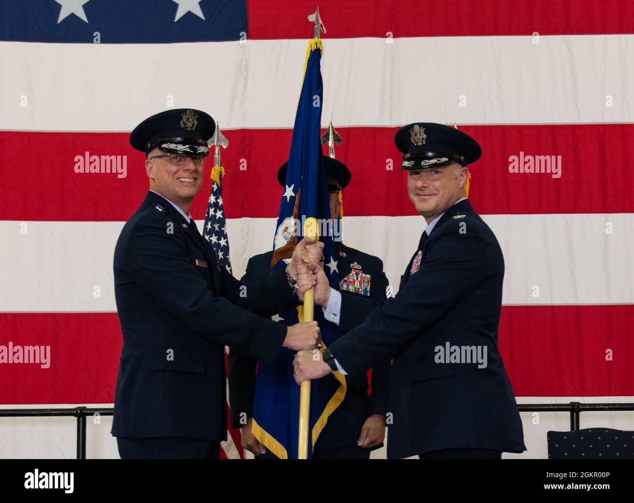 Mark Weatherington, General der US Air Force, Achte Luftwaffe und Kommandant des Joint-Global Strike Operations Center, amtiert die Zeremonie zur Änderung des Kommandos des 509. Bombenflügels, Whiteman Air Force Base, Missouri, 16. Juni 2021. Militärische Befehlswechsel-Zeremonien sind eine altehrwürdige Tradition, die die Kontinuität der Autorität symbolisiert, wenn das Kommando von einem Individuum zum anderen übergeht und durch die Übergabe der Einheitsflagge vom scheidenden Kommandanten an den neuen symbolisiert wird. Während der Zeremonie übergab Weatherington die Einheitsflagge von Col. Jeffrey Schreiner an Col. Daniel Diehl. Stockfoto
