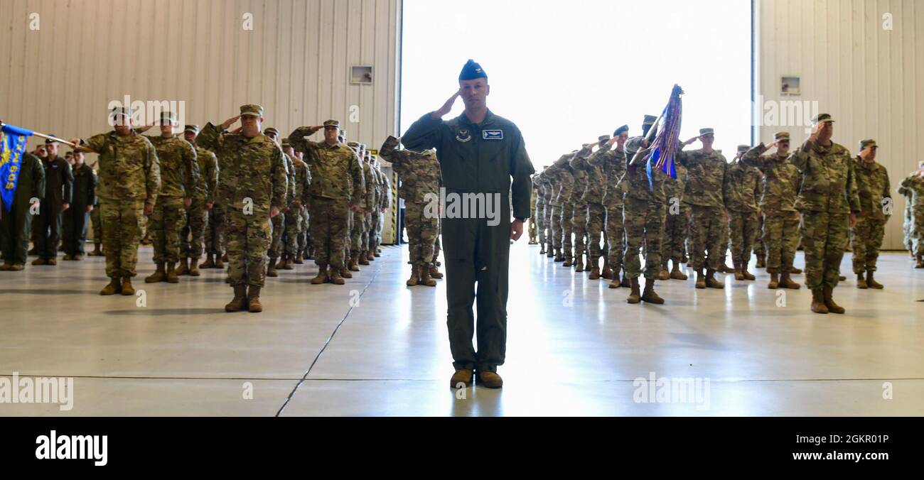 Mark Weatherington, General der US Air Force, Achte Luftwaffe und Kommandant des Joint-Global Strike Operations Center, amtiert die Zeremonie zur Änderung des Kommandos des 509. Bombenflügels, Whiteman Air Force Base, Missouri, 16. Juni 2021. Militärische Befehlswechsel-Zeremonien sind eine altehrwürdige Tradition, die die Kontinuität der Autorität symbolisiert, wenn das Kommando von einem Individuum zum anderen übergeht und durch die Übergabe der Einheitsflagge vom scheidenden Kommandanten an den neuen symbolisiert wird. Während der Zeremonie übergab Weatherington die Einheitsflagge von Col. Jeffrey Schreiner an Col. Daniel Diehl. Stockfoto