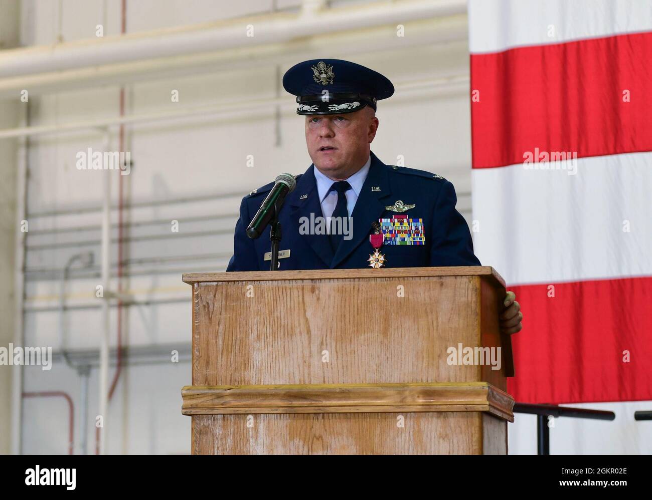 Mark Weatherington, General der US Air Force, Achte Luftwaffe und Kommandant des Joint-Global Strike Operations Center, amtiert die Zeremonie zur Änderung des Kommandos des 509. Bombenflügels, Whiteman Air Force Base, Missouri, 16. Juni 2021. Militärische Befehlswechsel-Zeremonien sind eine altehrwürdige Tradition, die die Kontinuität der Autorität symbolisiert, wenn das Kommando von einem Individuum zum anderen übergeht und durch die Übergabe der Einheitsflagge vom scheidenden Kommandanten an den neuen symbolisiert wird. Während der Zeremonie übergab Weatherington die Einheitsflagge von Col. Jeffrey Schreiner an Col. Daniel Diehl. Stockfoto